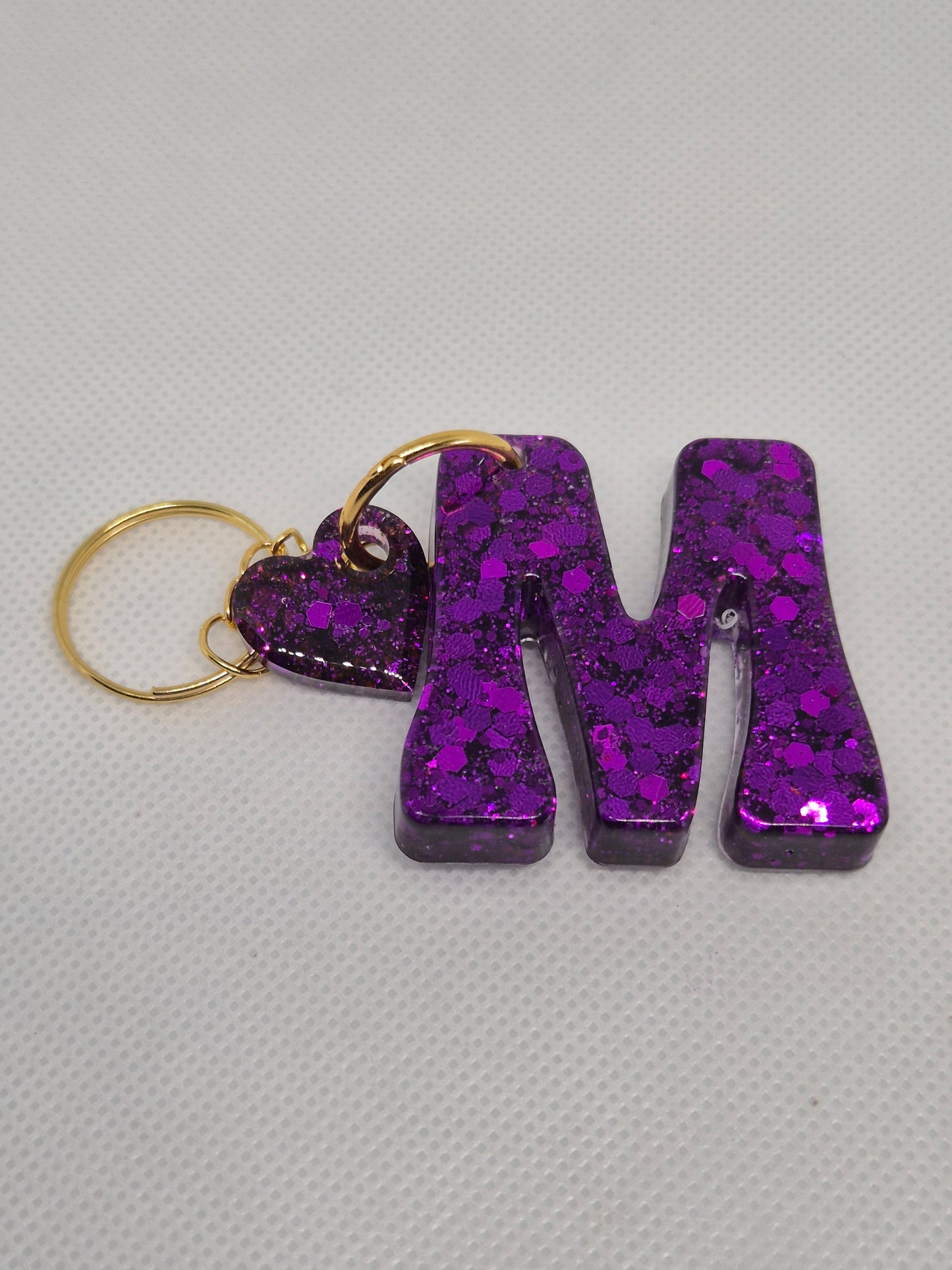 Llavero letra M morado con brillo y corazón