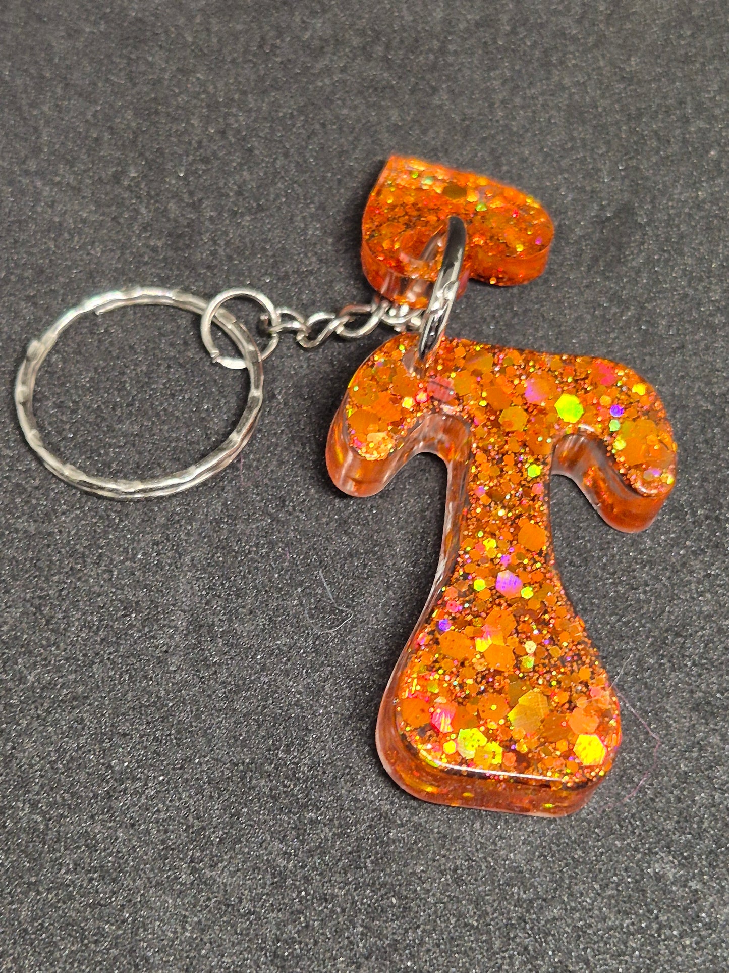 Llavero letra T naranja con brillo holográfico