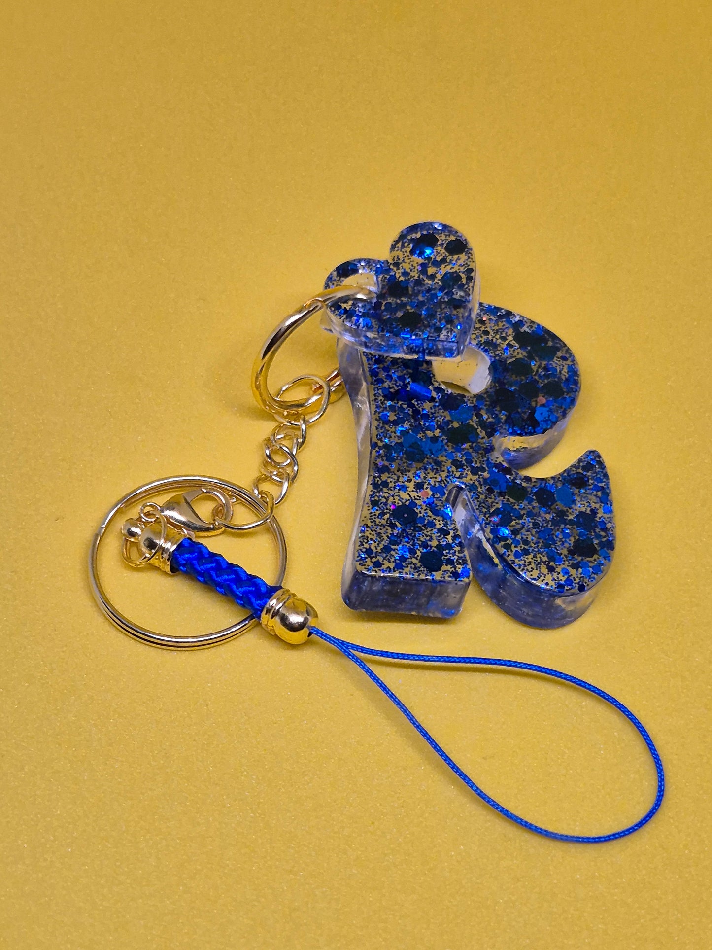 Llavero letra R azul con brillo holográfico y cordón azul