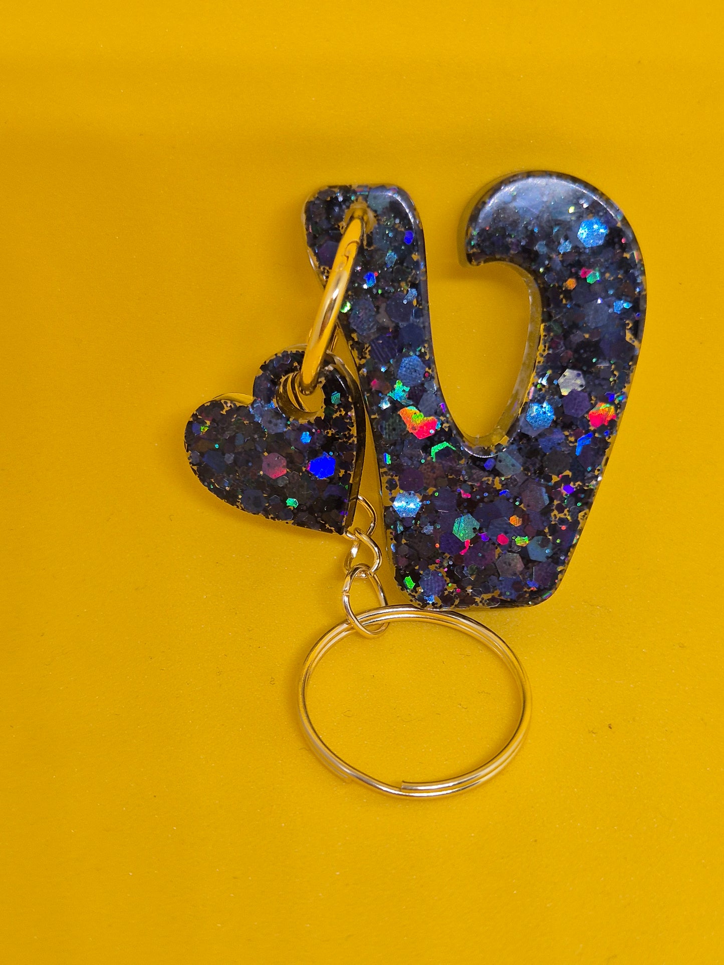 Llavero letra V azul oscuro glitter de resina epoxi con corazón