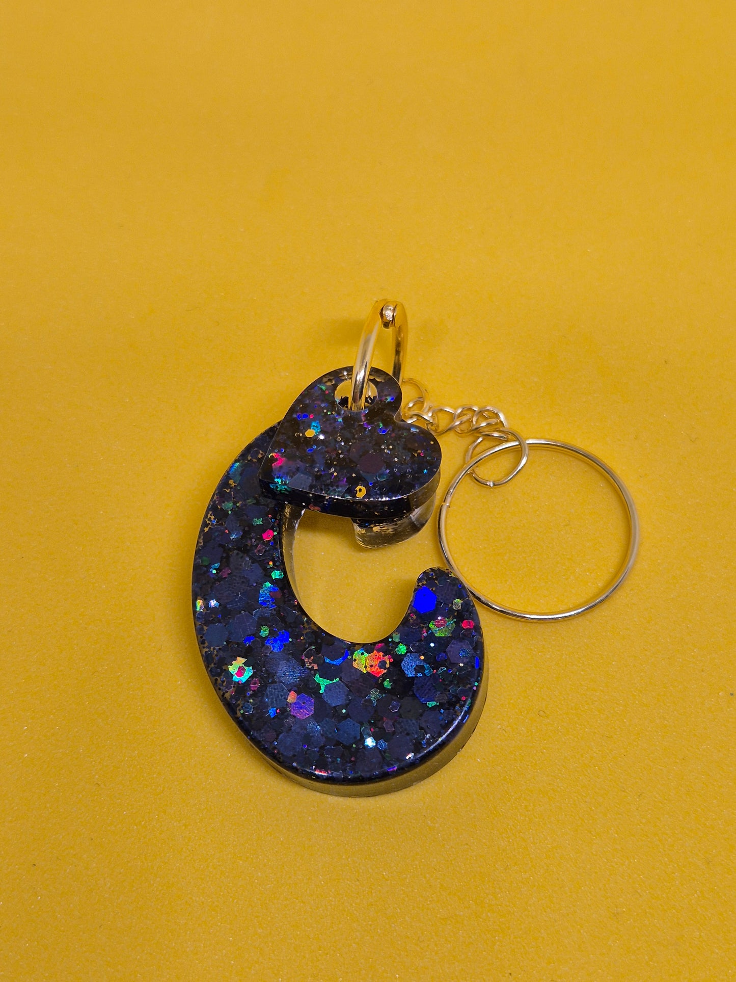 Llavero letra C azul oscuro glitter de resina epoxi con corazón