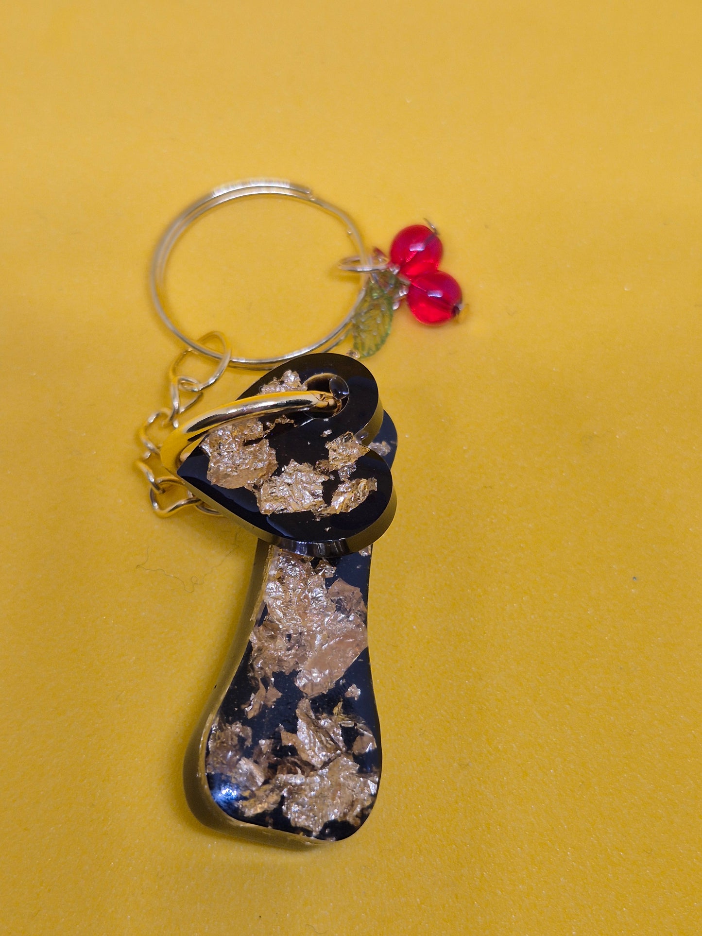Llavero letra I de resina epoxi azul marino con pan de oro y charm de cerezas