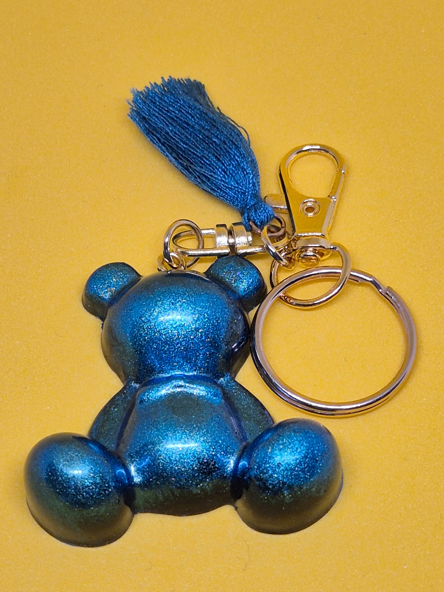 Llavero osito azul metalizado de resina epoxi con brillo y borla azul