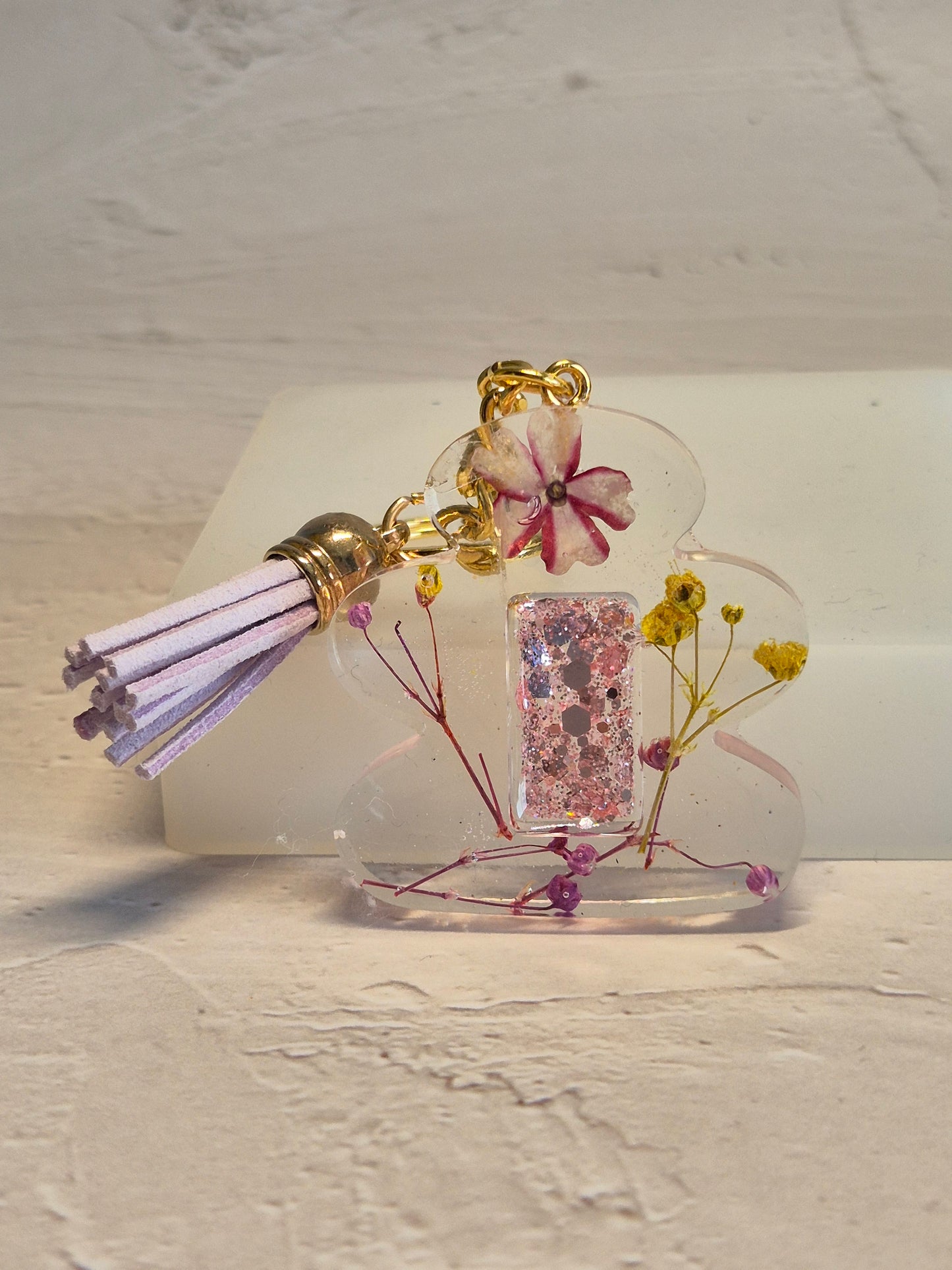 Llavero letra I floral de resina epoxi transparente con flores secas y borla lila
