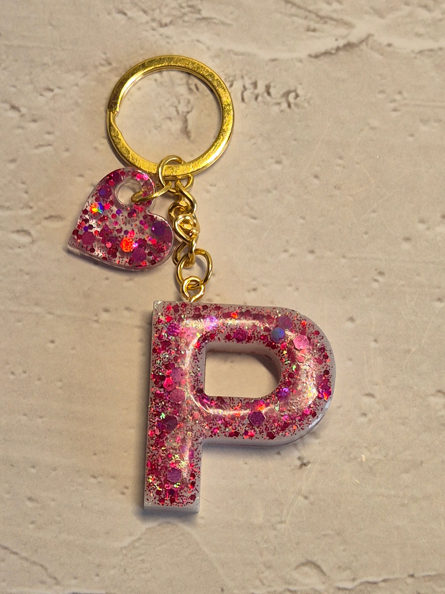 Llavero letra P de resina epoxi con glitter rosa y colgante de corazón