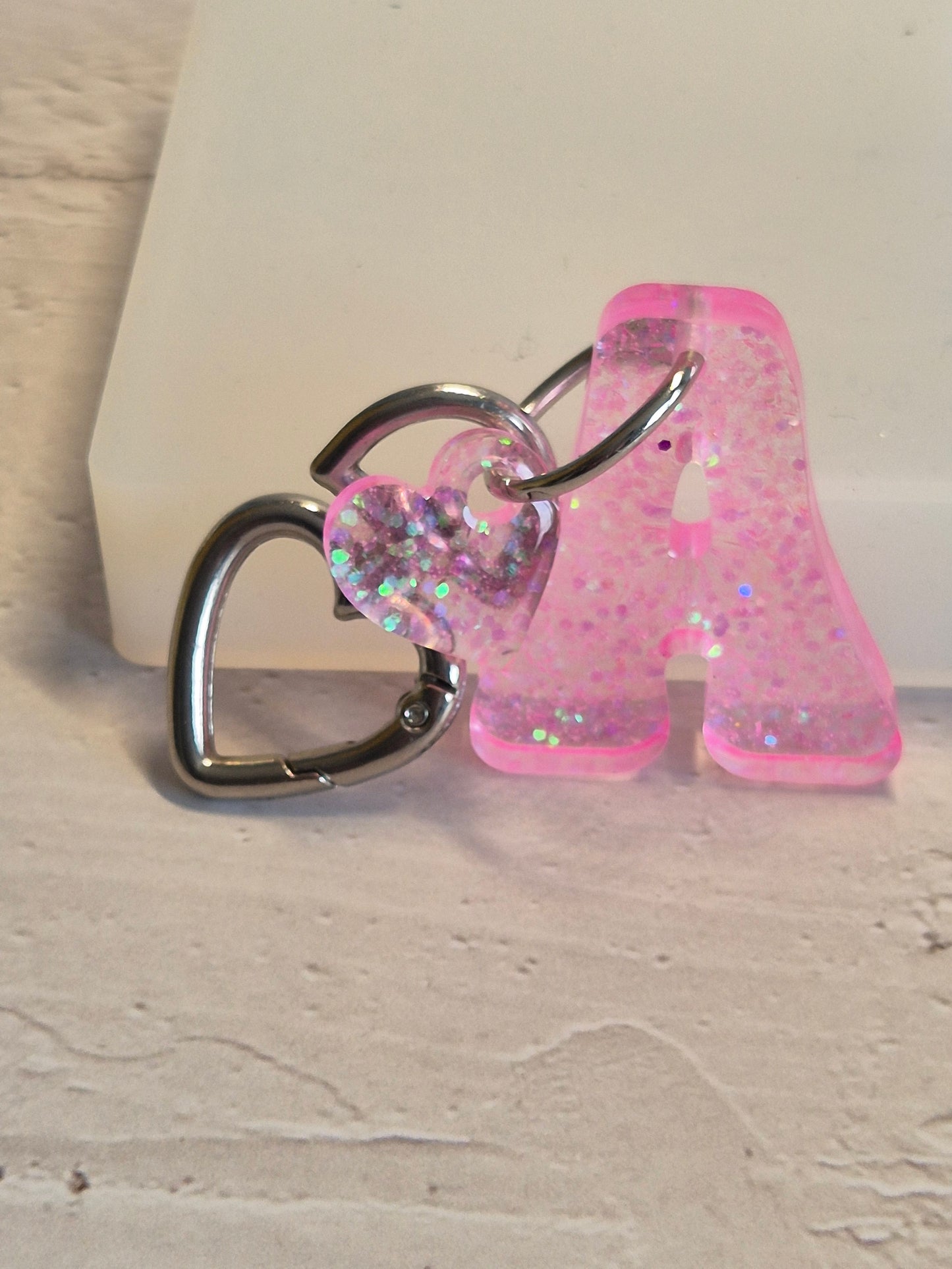 Llavero letra A de resina epoxi rosa con glitter y mosquetón corazón