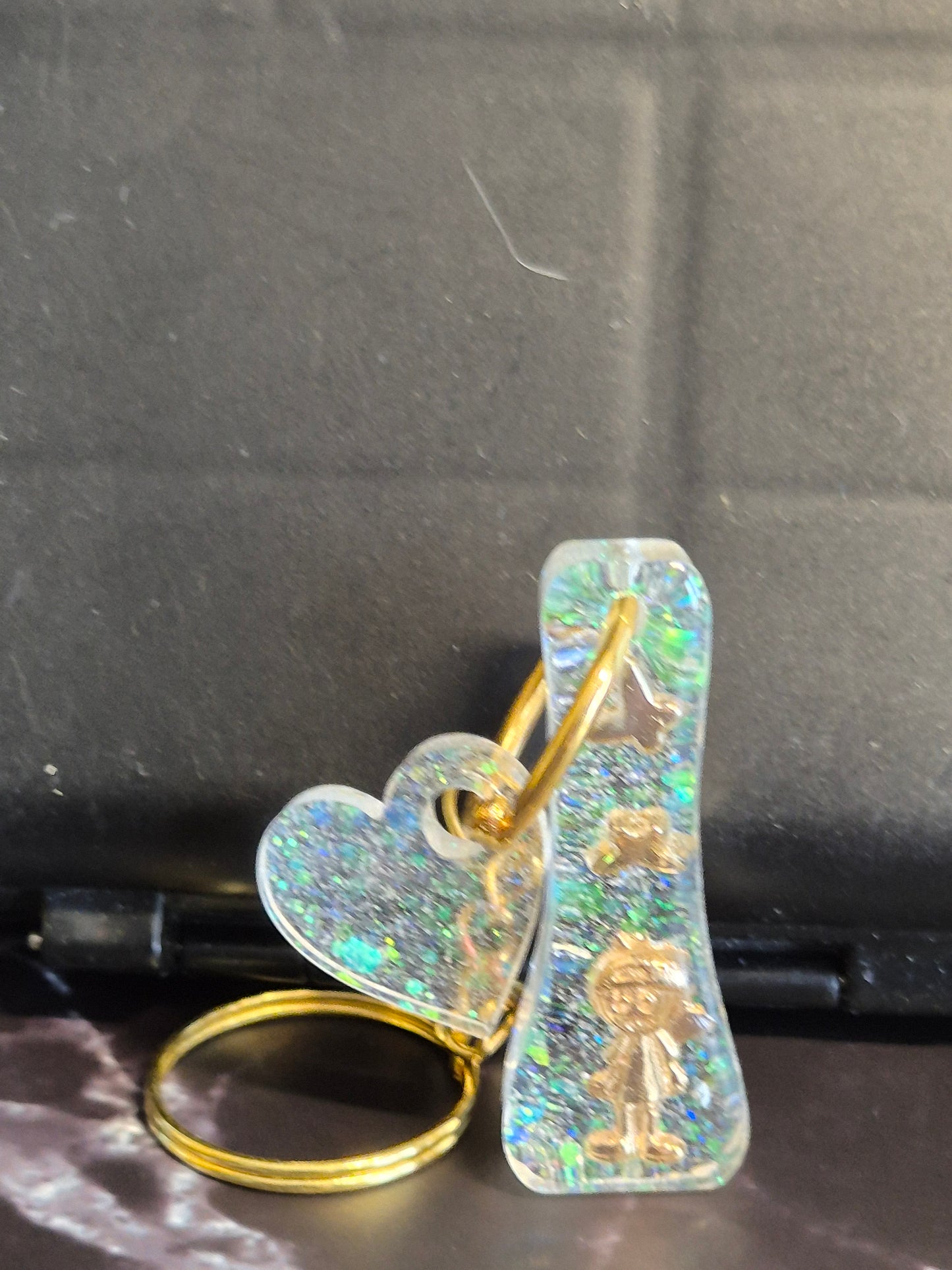 Llavero letra I de resina epoxi transparente con glitter y colgante de corazón