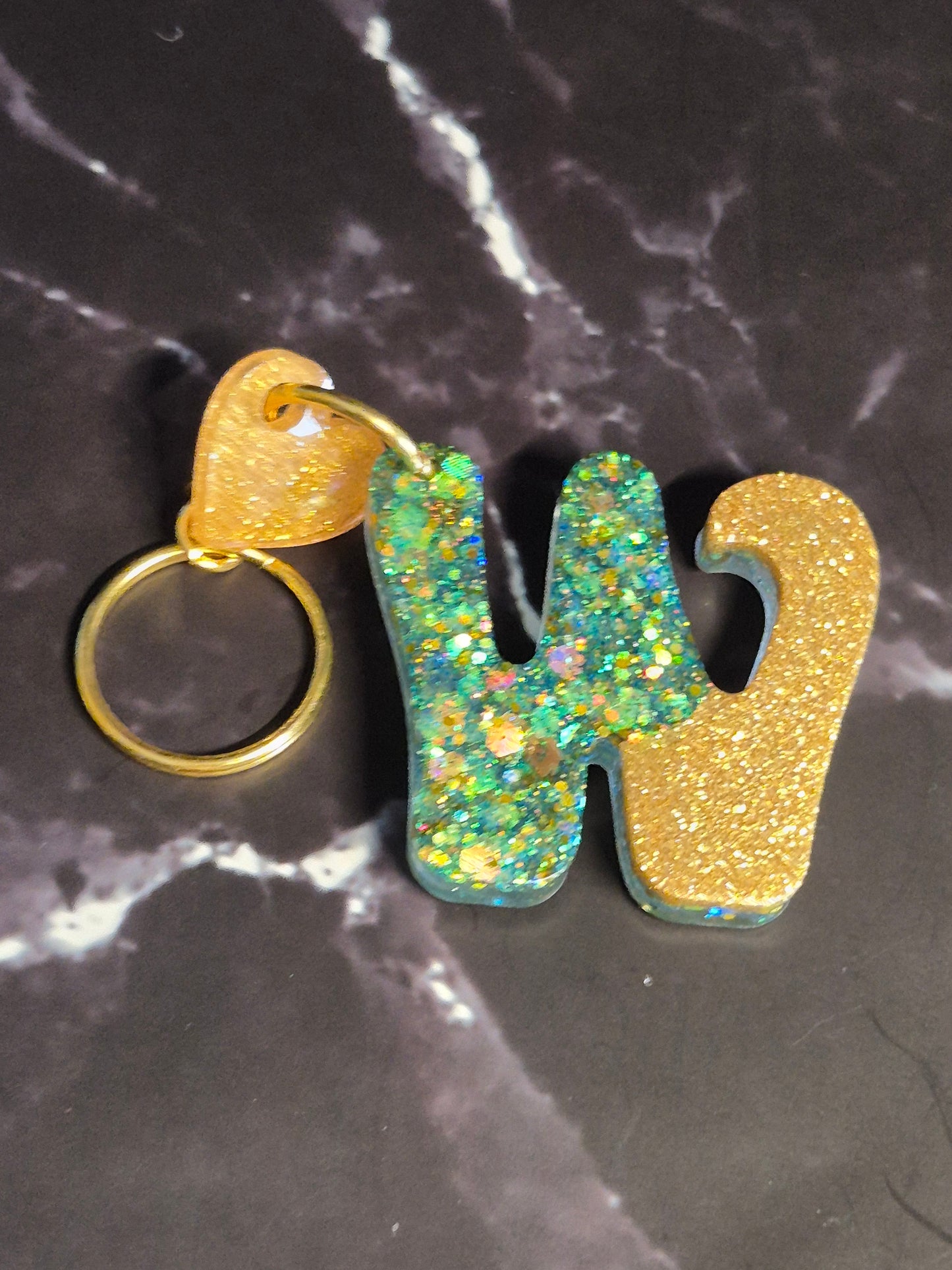 Llavero letra W de resina epoxi con glitter turquesa, dorado y colgante de corazón