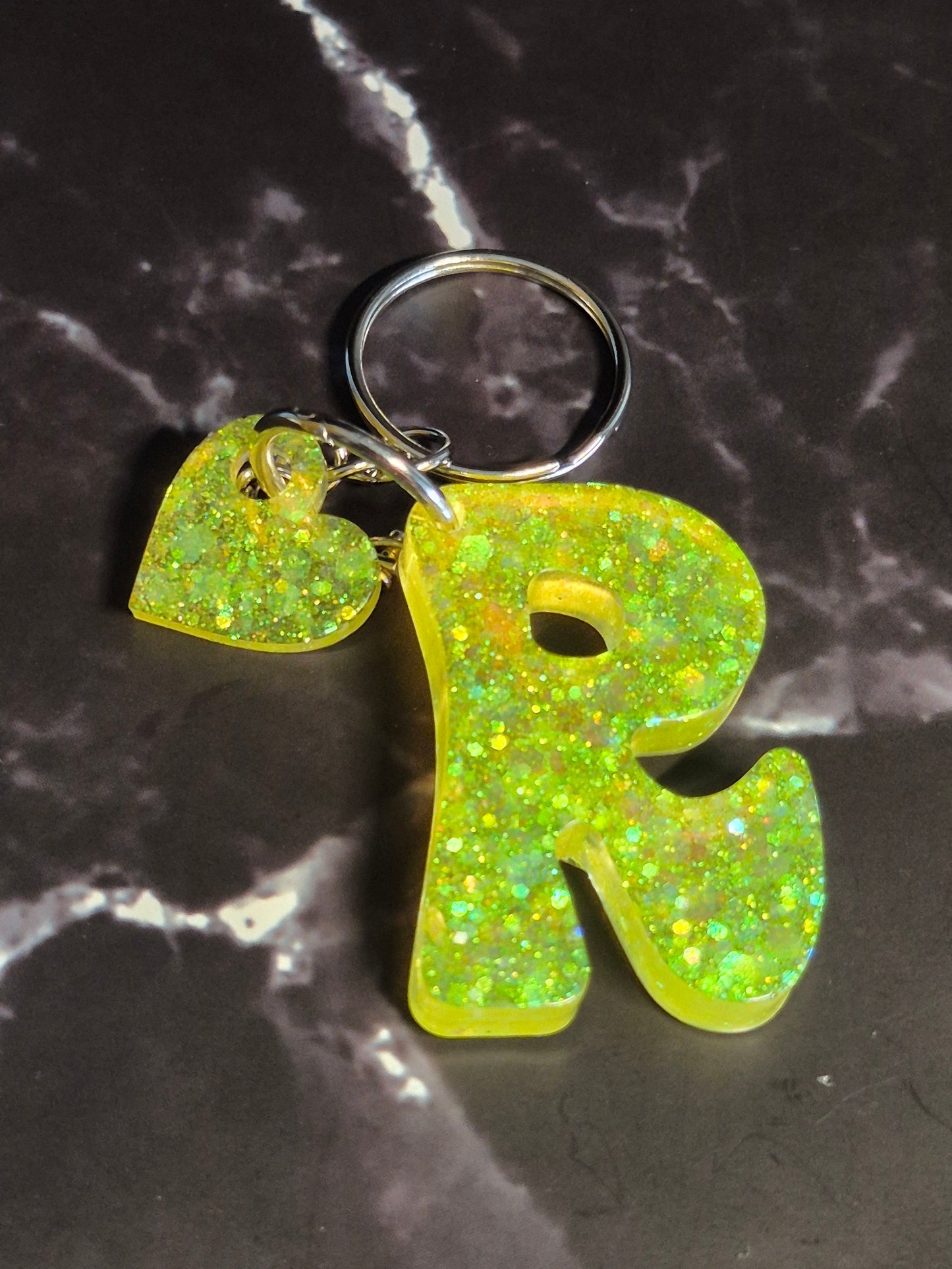 Llavero letra R de resina epoxi verde lima con glitter y colgante de corazón