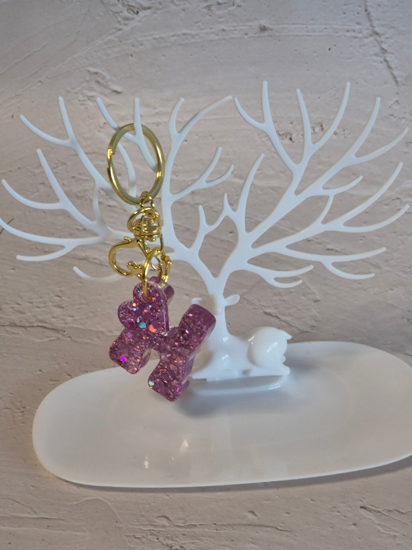 Llavero letra H de resina epoxi rosa con glitter y colgante de corazón