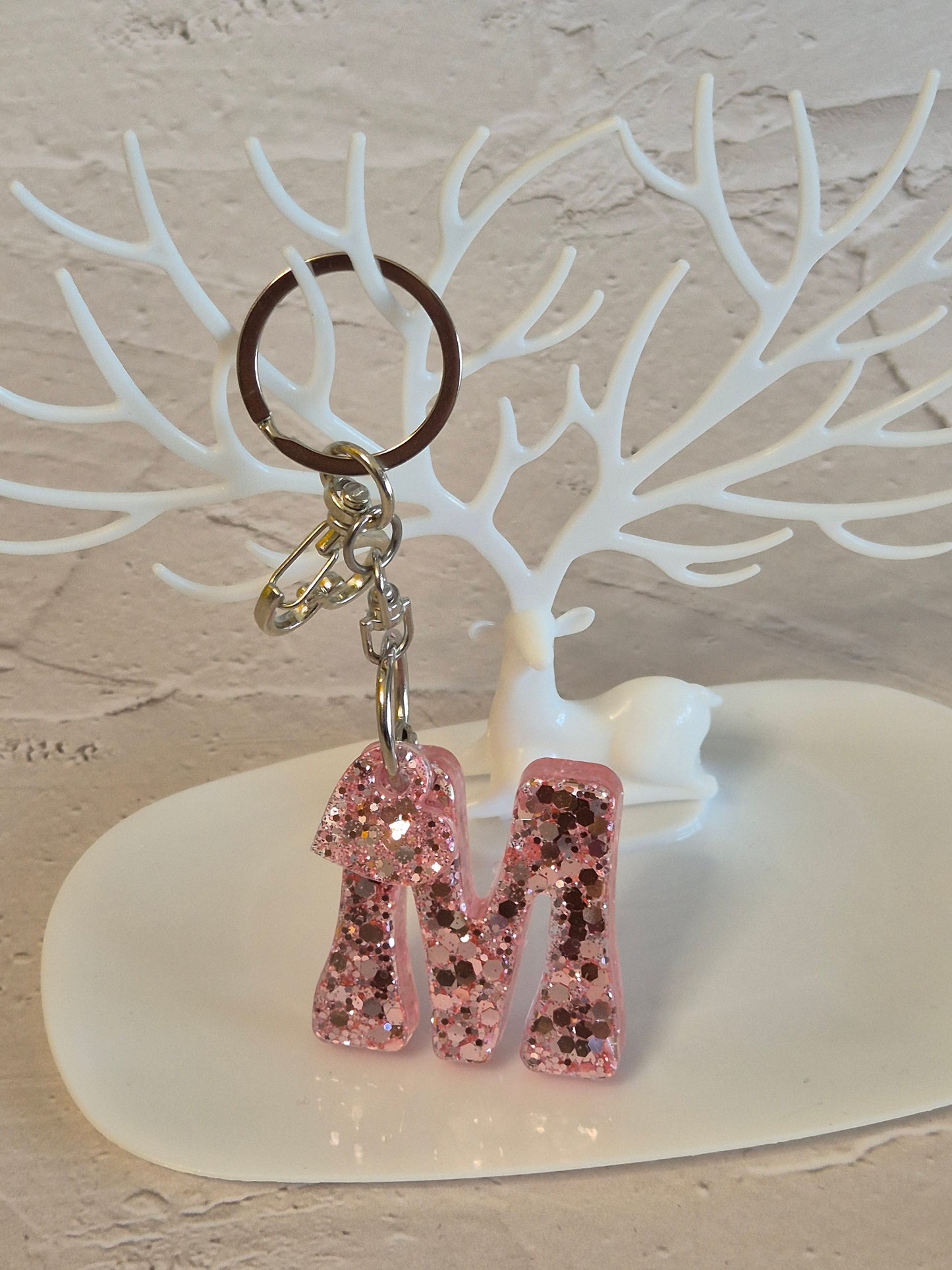 Llavero letra M de resina epoxi rosa con glitter y colgante de corazón