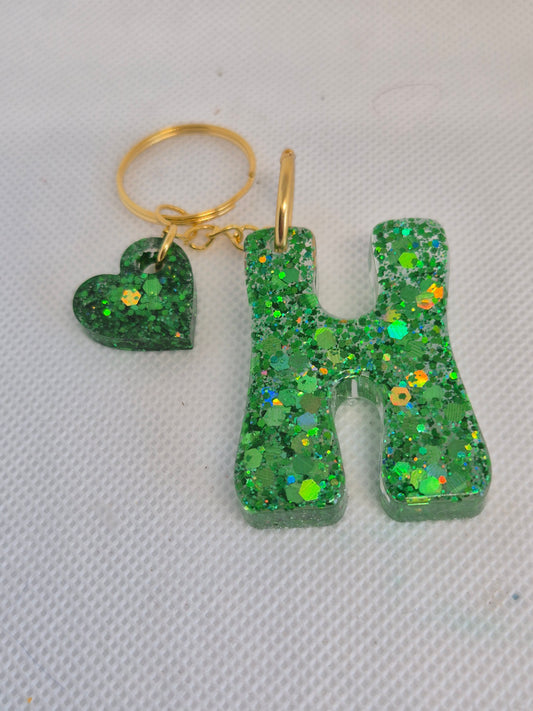 Llavero letra H en resina epoxi verde con glitter y charm de corazón