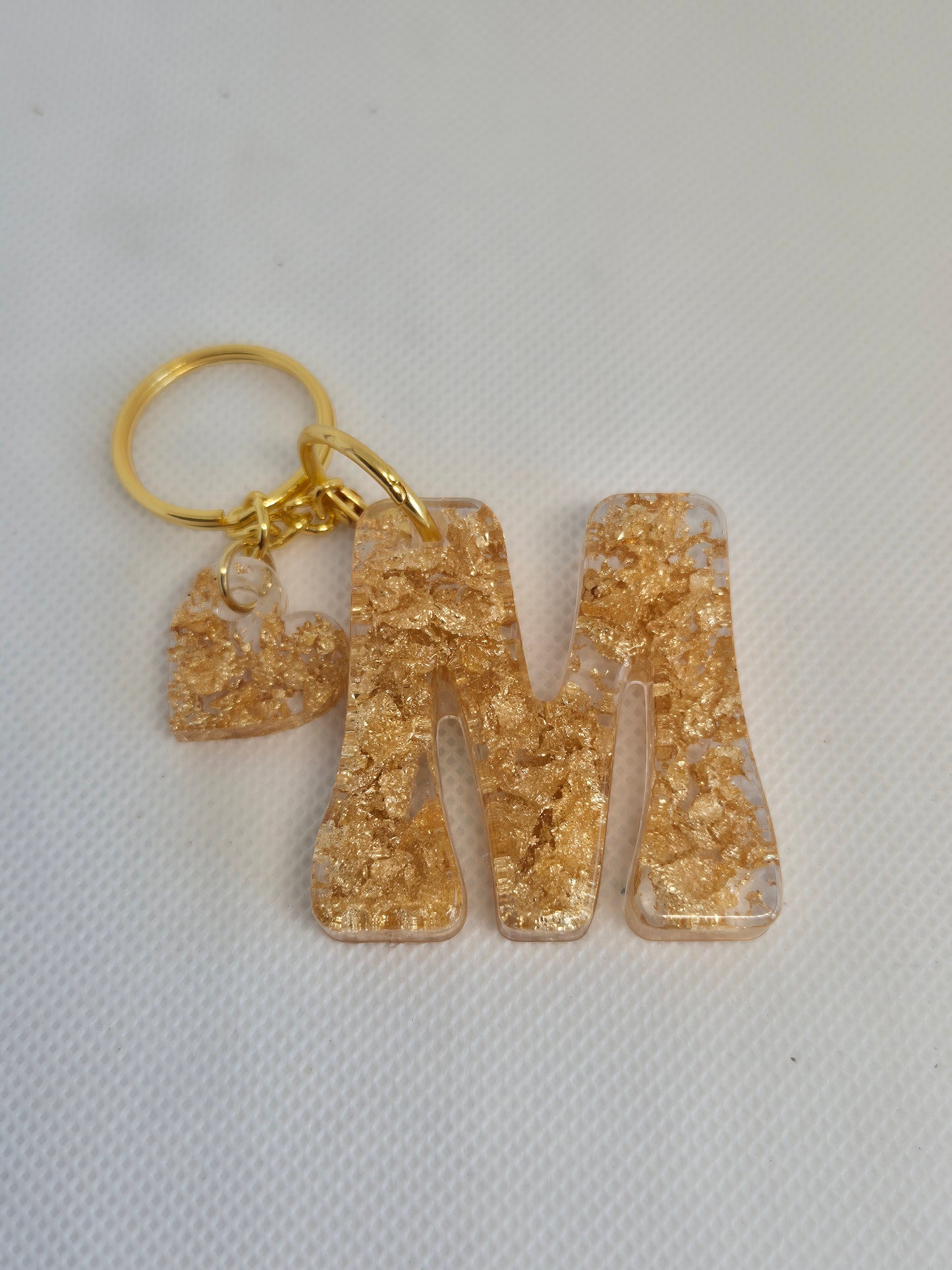 Llavero letra M en resina epoxi con pan de oro y charm de corazón