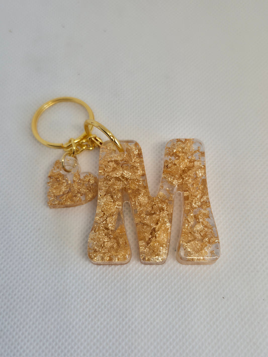 Llavero letra M en resina epoxi con pan de oro y charm de corazón