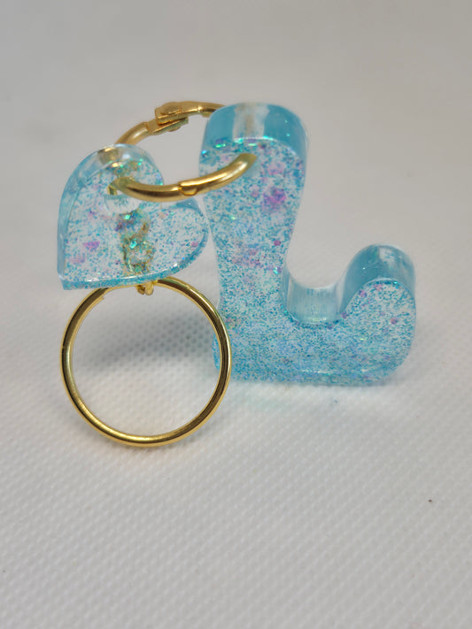 Llavero letra L en resina epoxi azul claro con glitter y charm de corazón