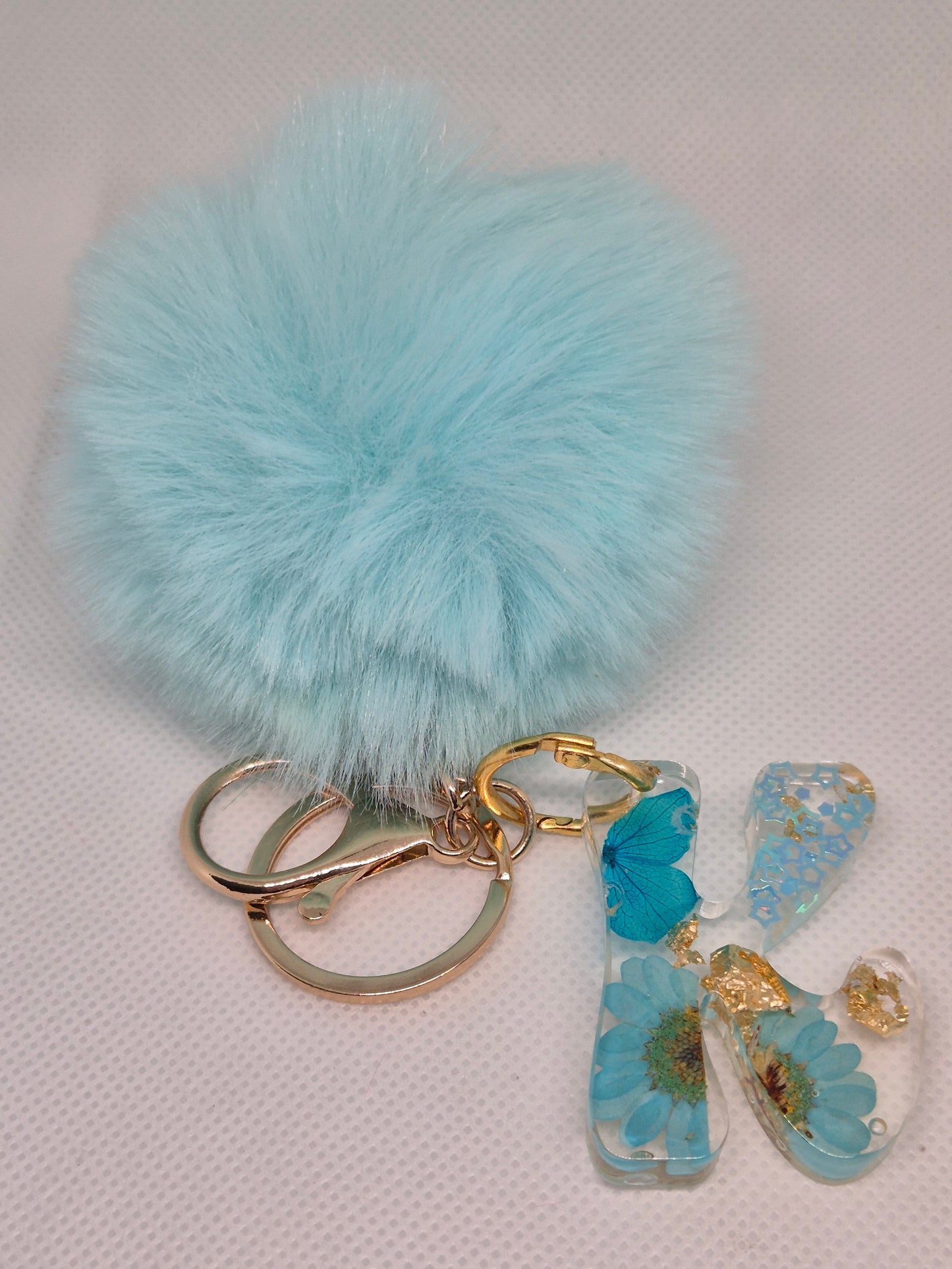 Llavero letra K azul con pompón