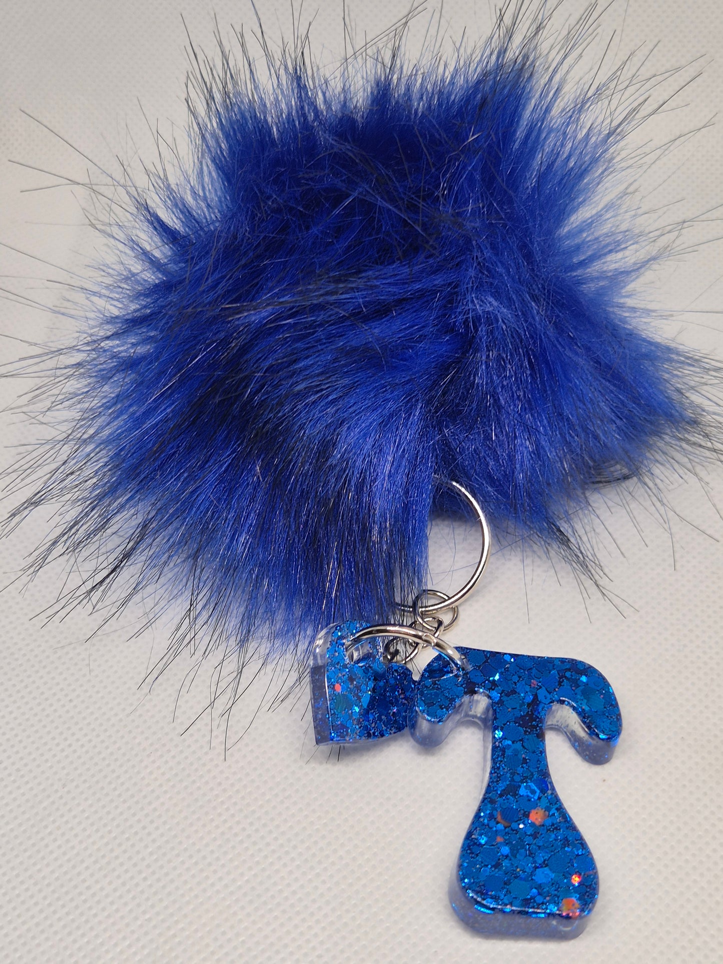 Llavero letra T azul con pompón