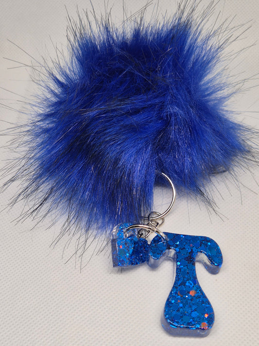 Llavero letra T azul con pompón