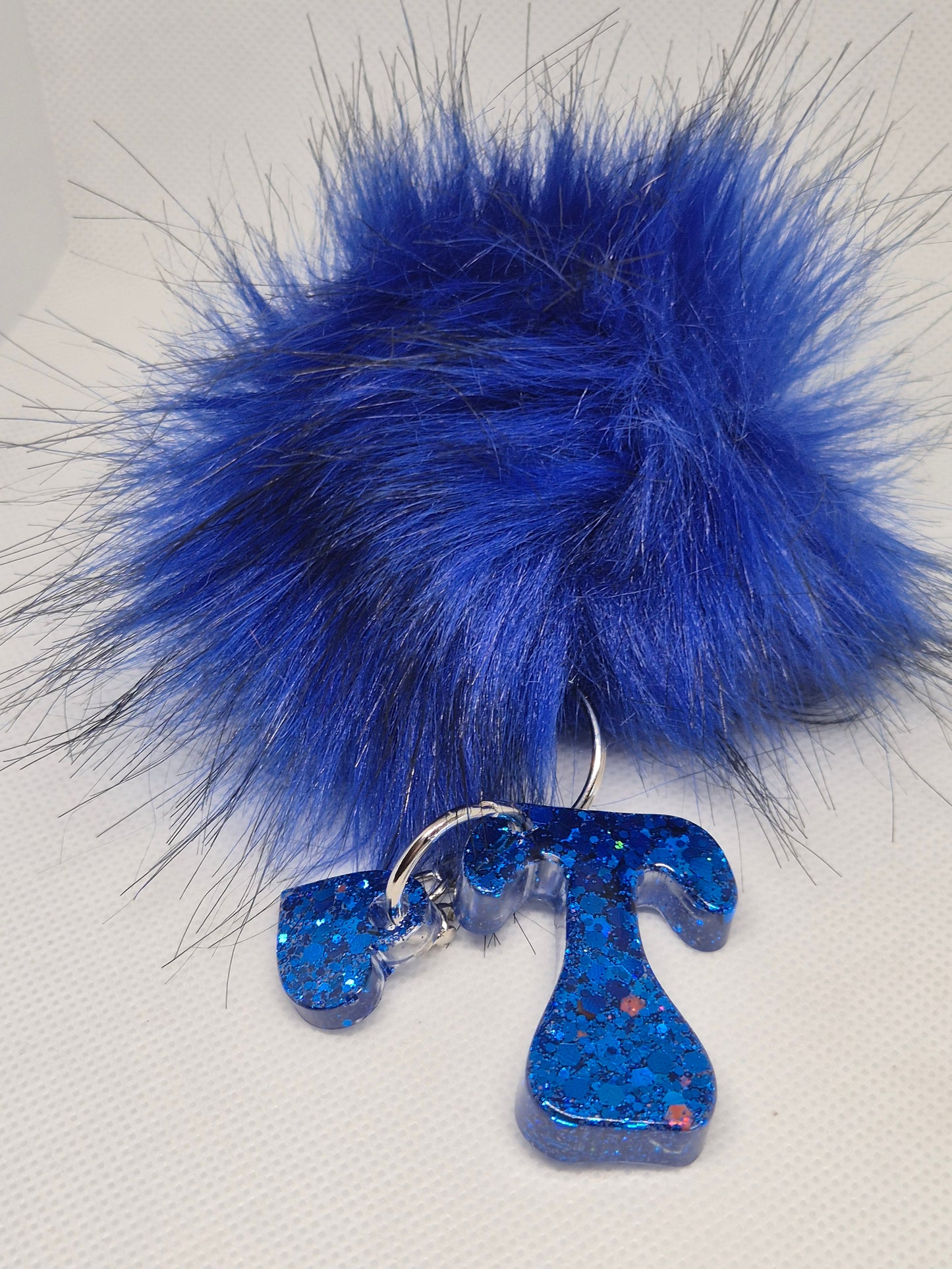 Llavero letra T azul con pompón