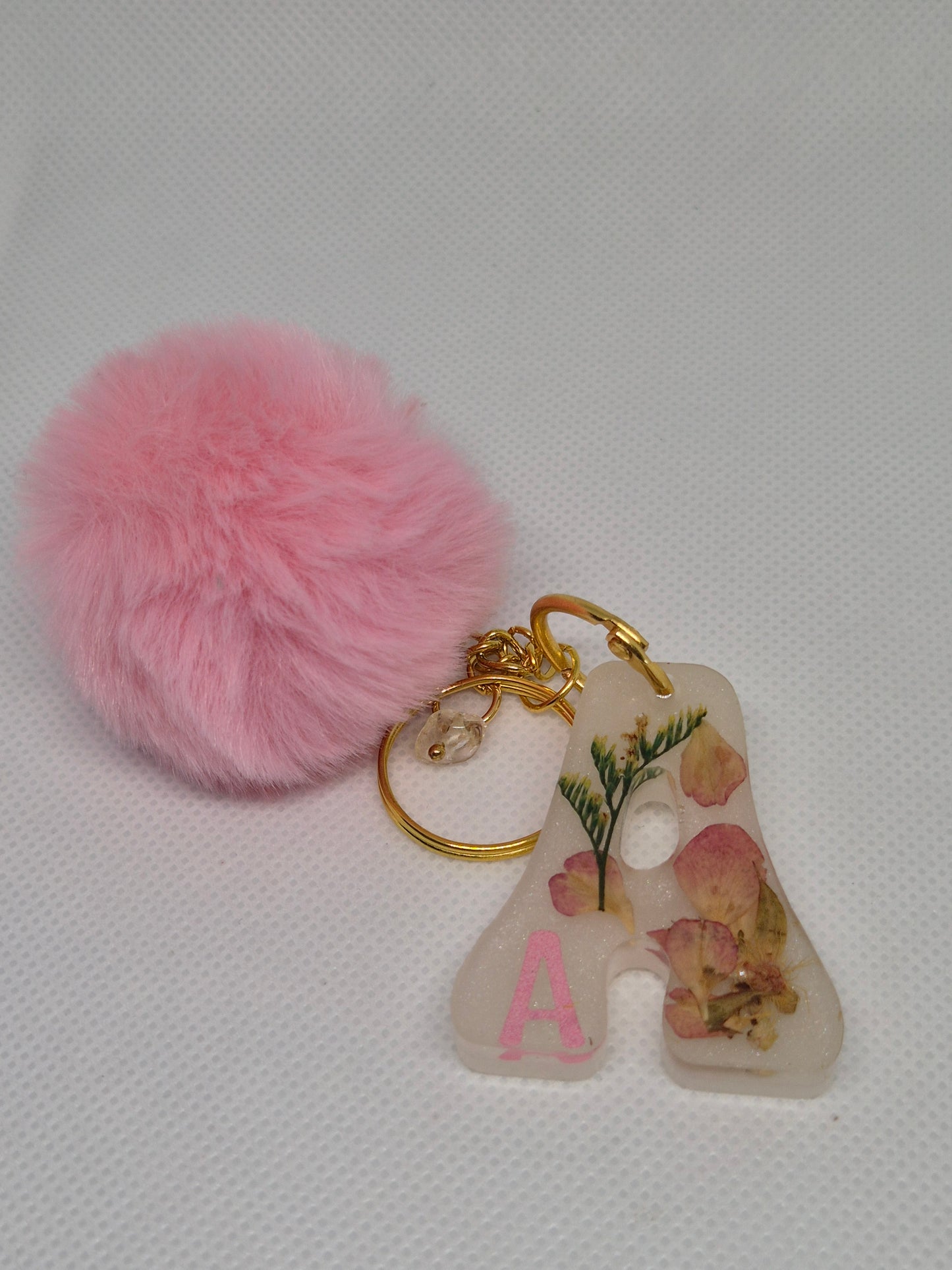 Llavero letra A rosa con pompón y flores