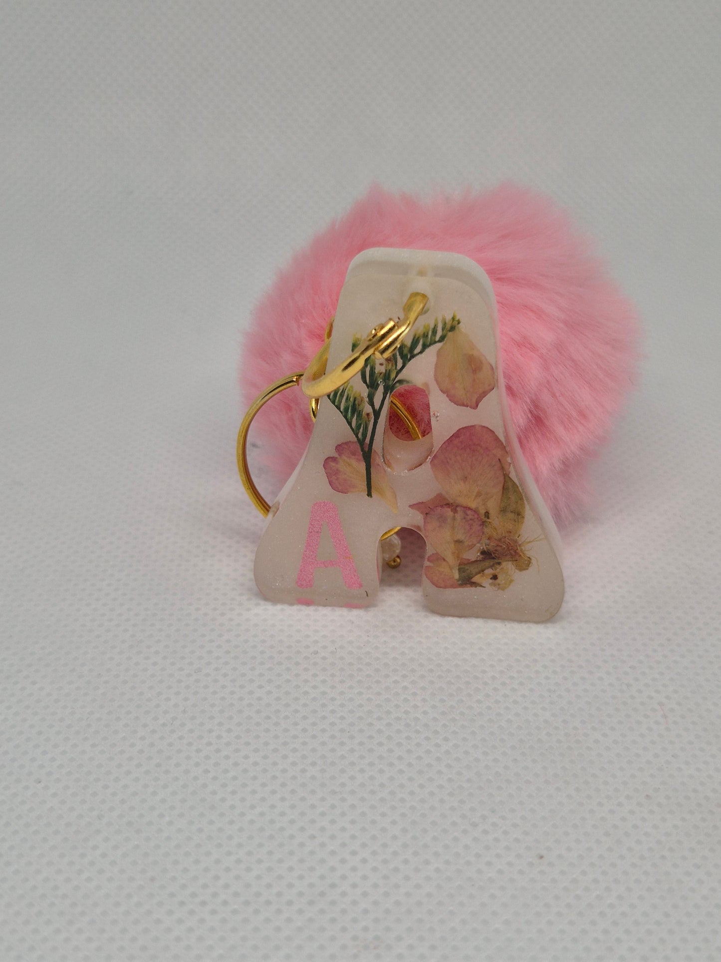 Llavero letra A rosa con pompón y flores