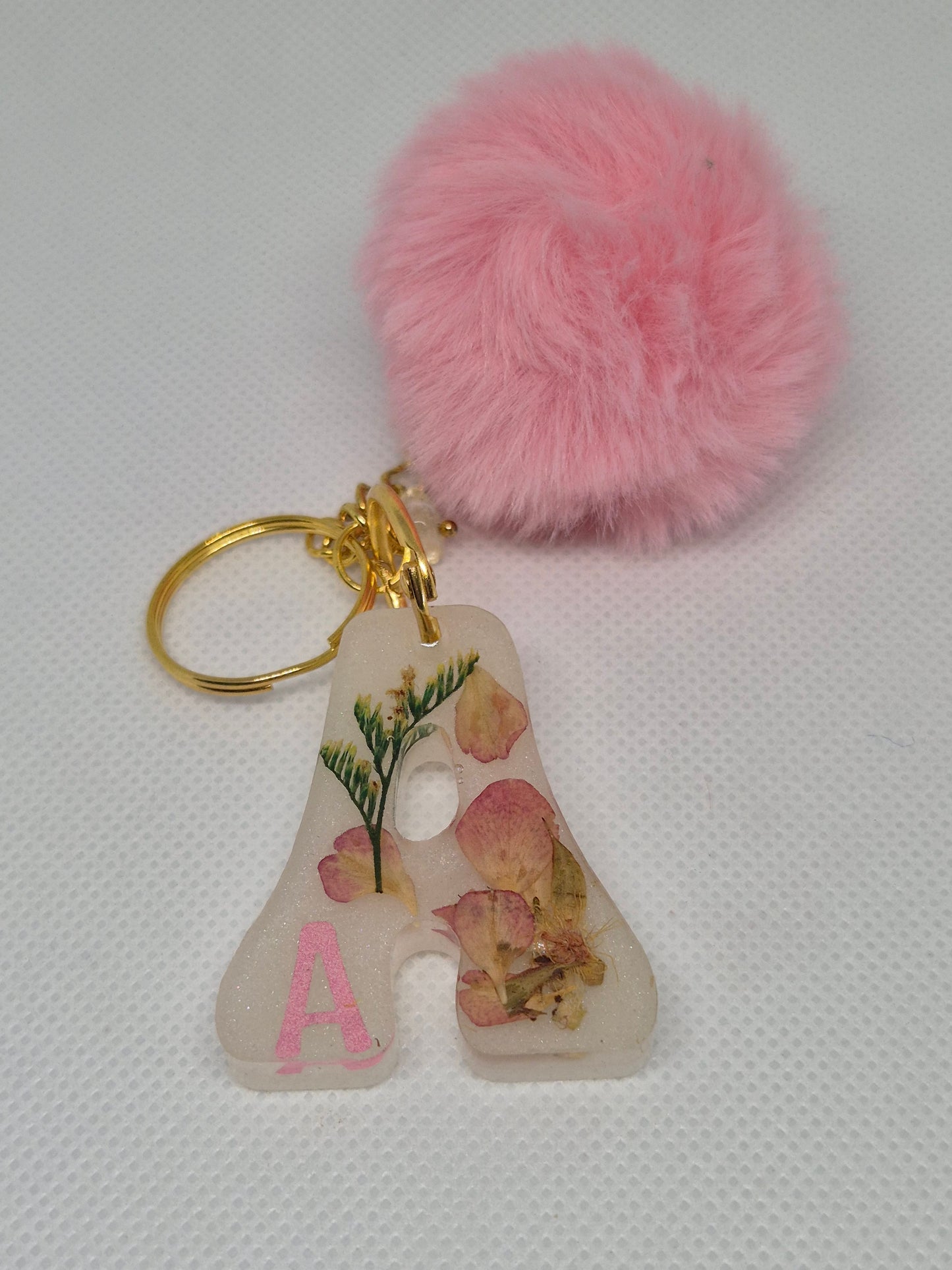 Llavero letra A rosa con pompón y flores