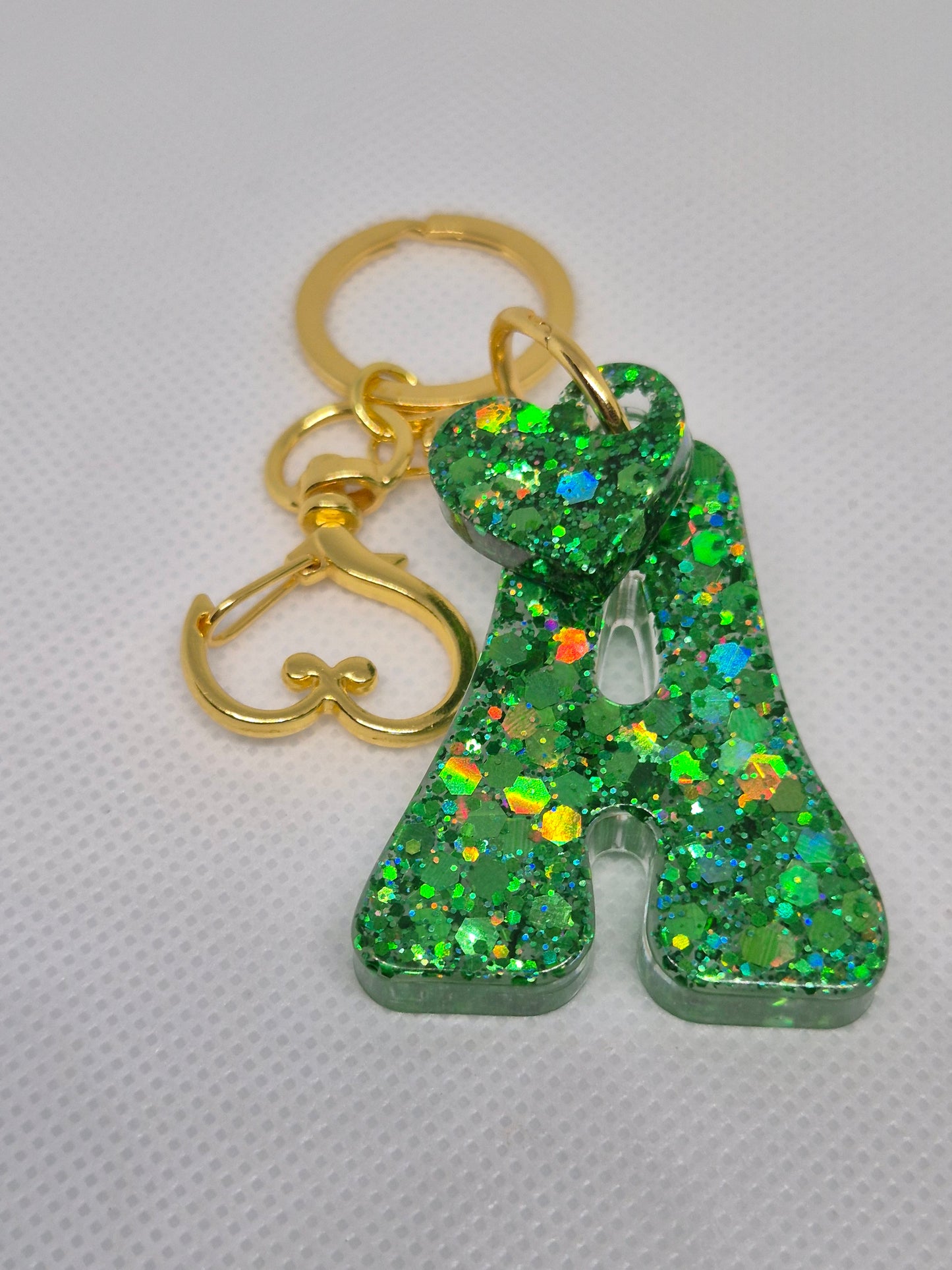 Llavero letra A verde con brillo y corazón