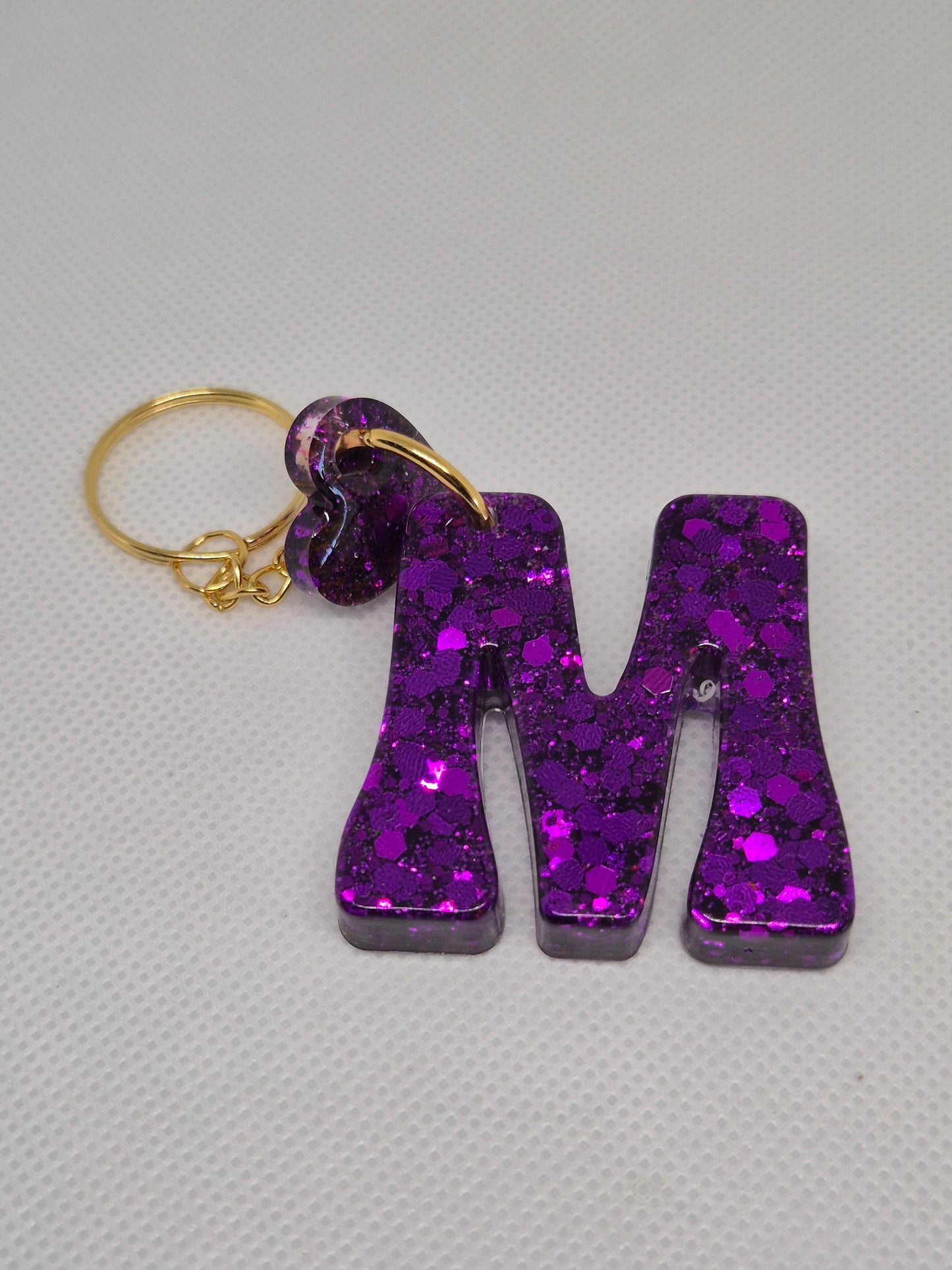 Llavero letra M morado con brillo y corazón