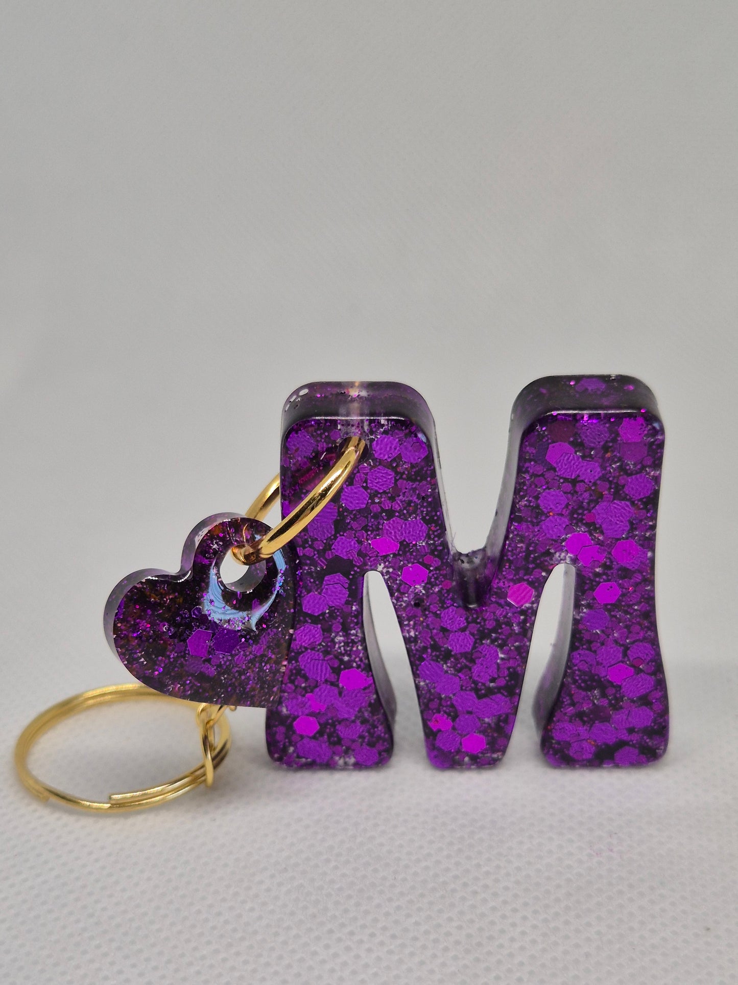 Llavero letra M morado con brillo y corazón