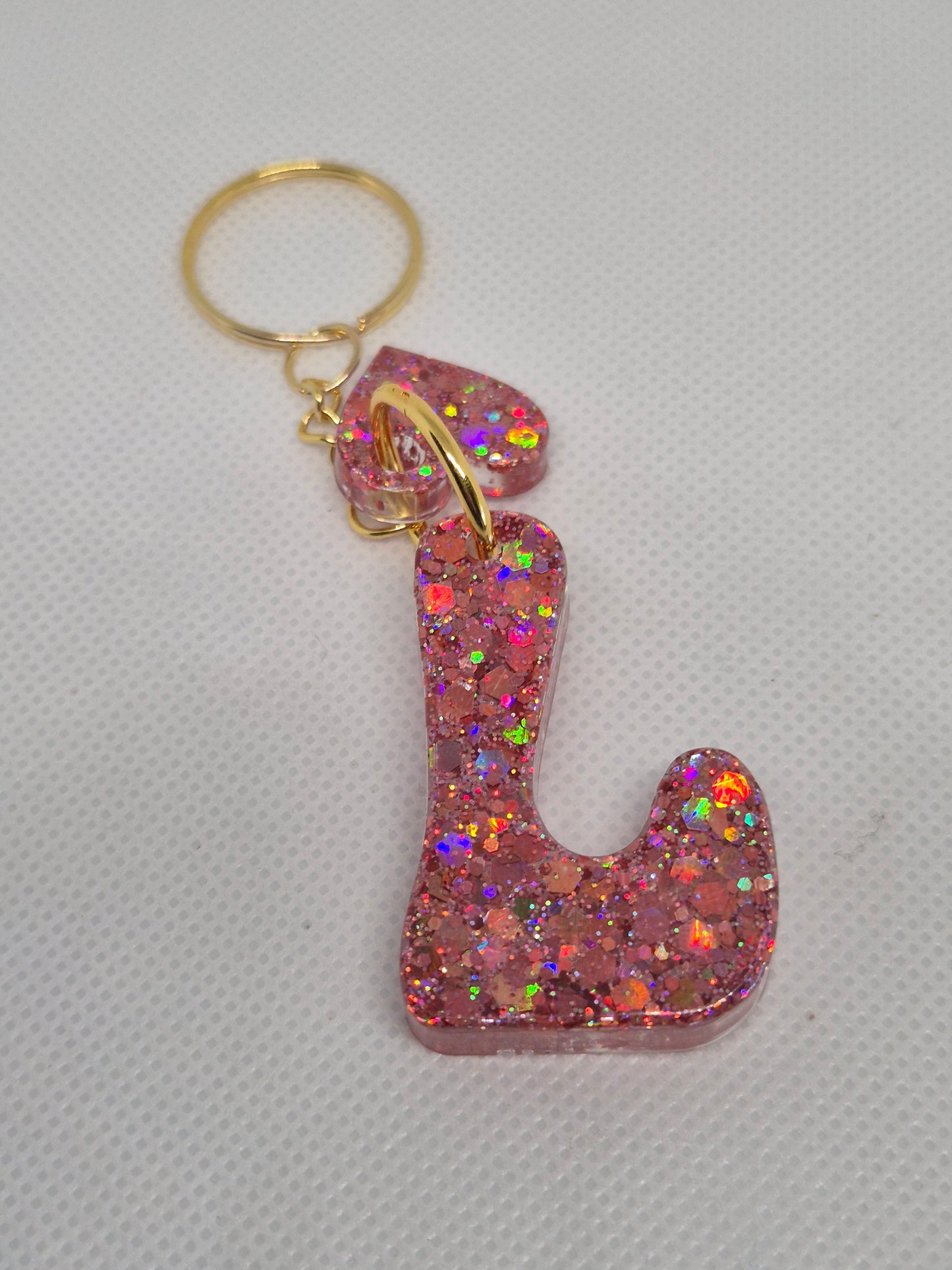 Llavero letra L rosa con brillo y corazón