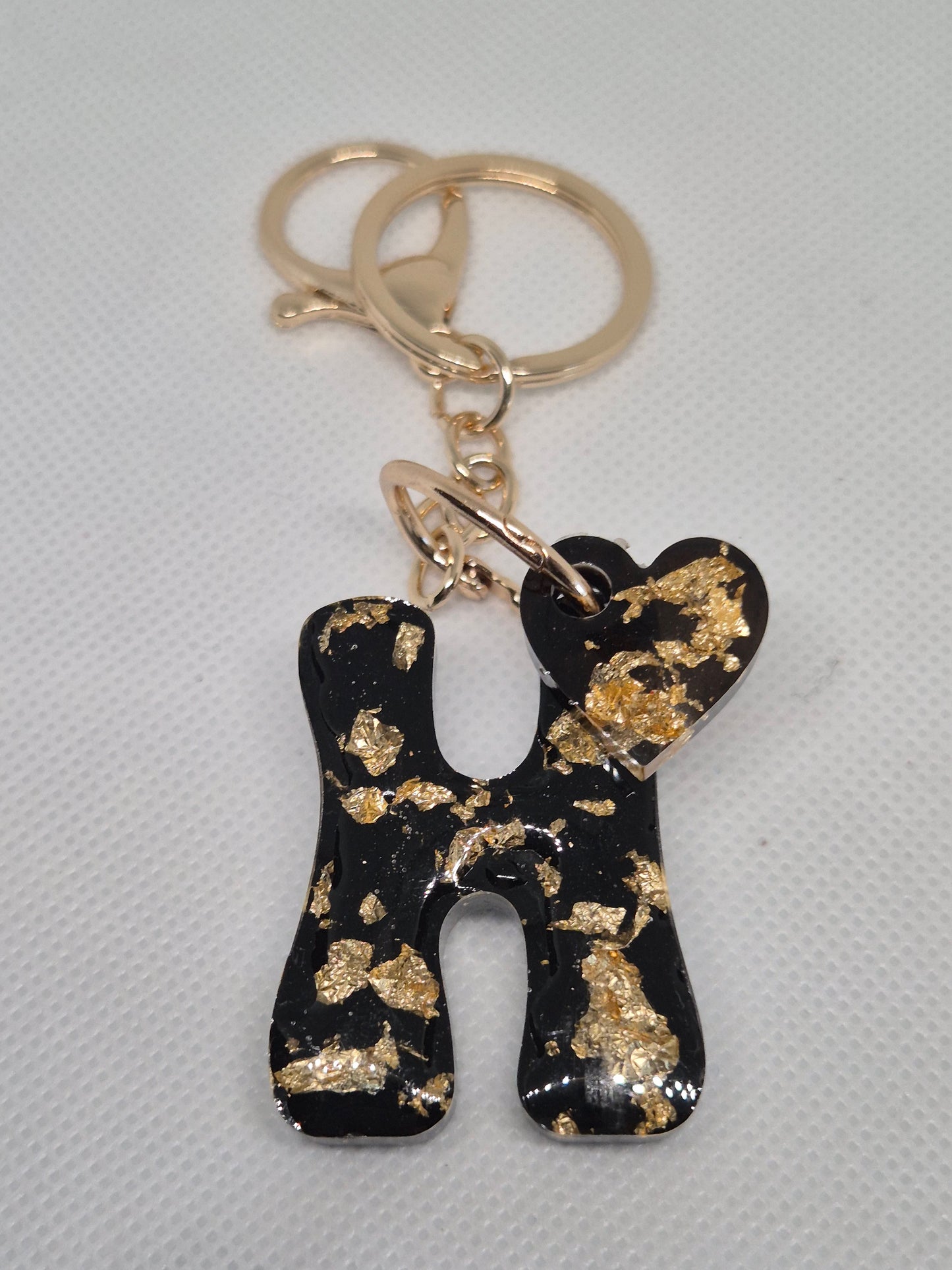 Llavero letra H negro con pan de oro y corazón