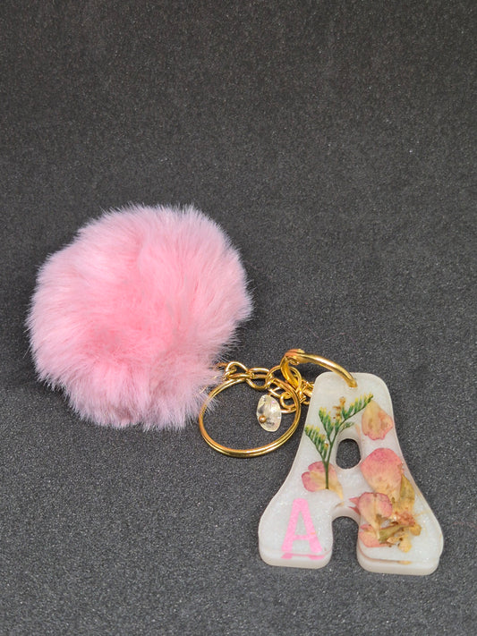 Llavero letra A floral con pompón rosa