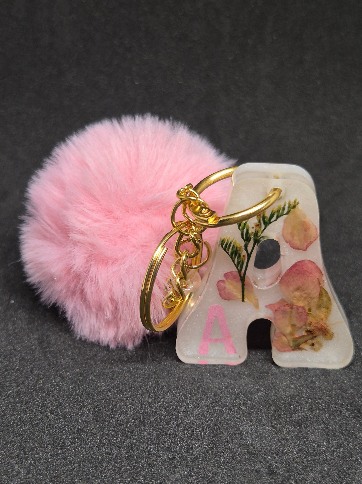 Llavero letra A floral con pompón rosa