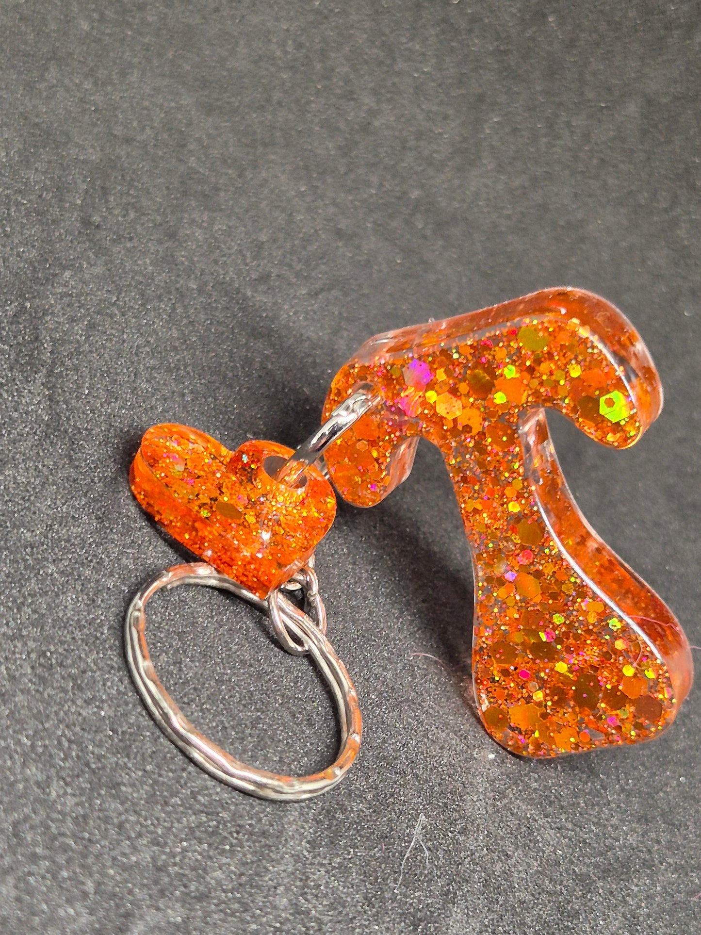 Llavero letra T naranja con brillo holográfico