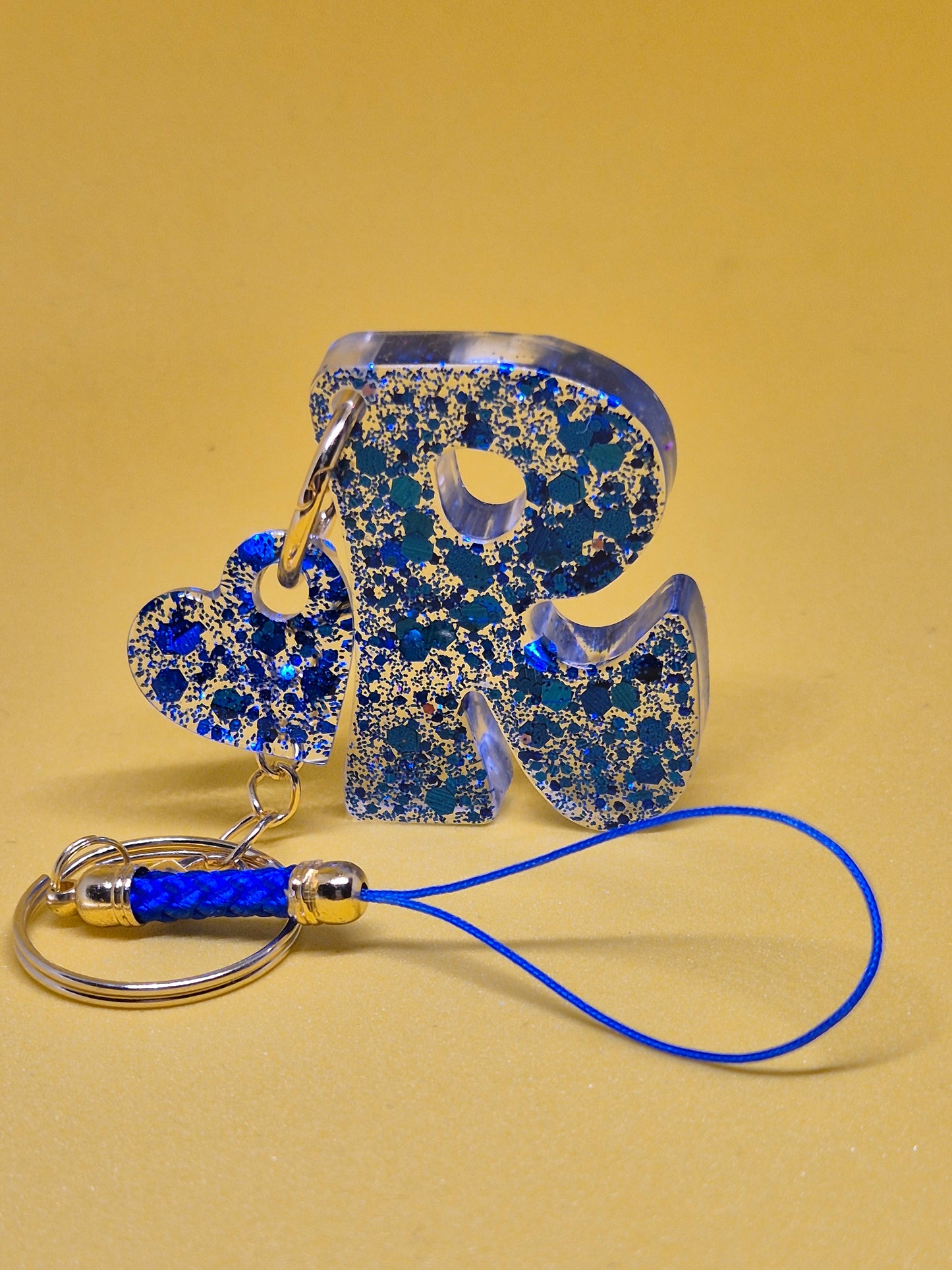 Llavero letra R azul con brillo holográfico y cordón azul
