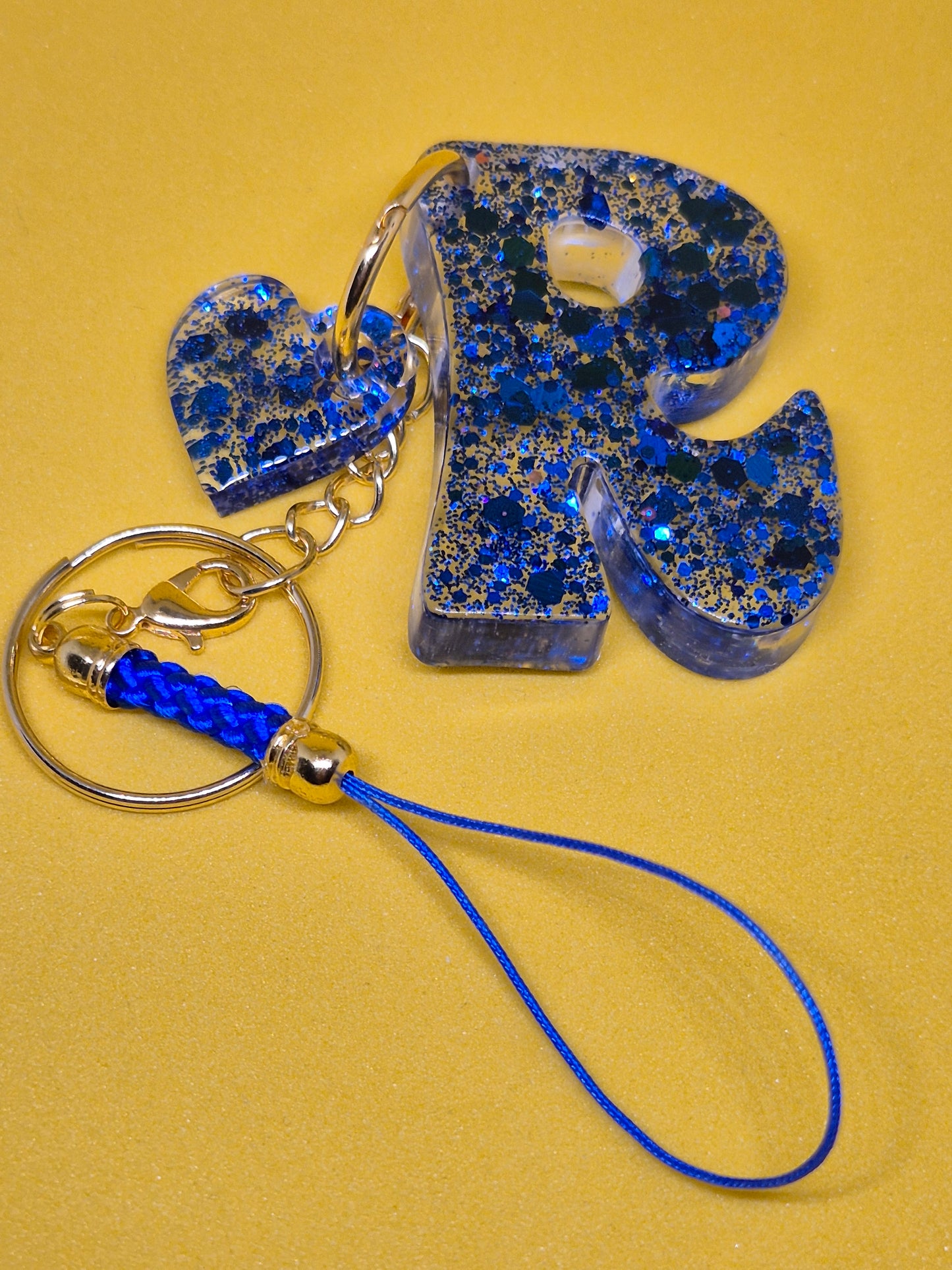 Llavero letra R azul con brillo holográfico y cordón azul