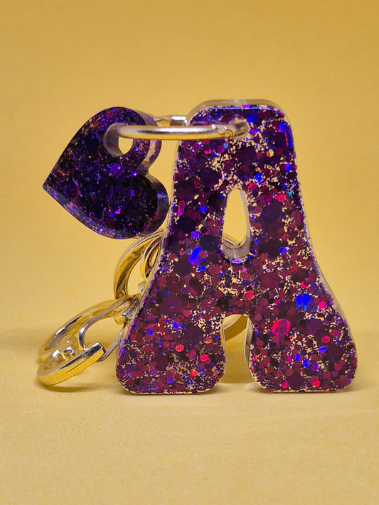 Llavero letra A morado con brillo holográfico y corazón decorativa