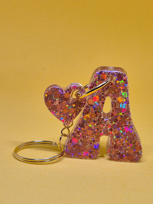 Llavero letra A rosa cobre con brillo holográfico y corazón