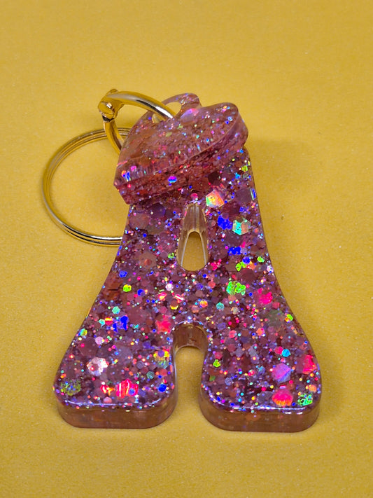Llavero letra A rosa cobre con brillo holográfico y corazón