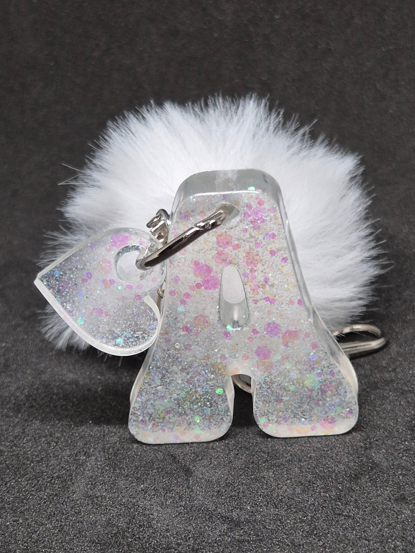 Llavero letra A blanco irisado con brillo holográfico y pompón blanco