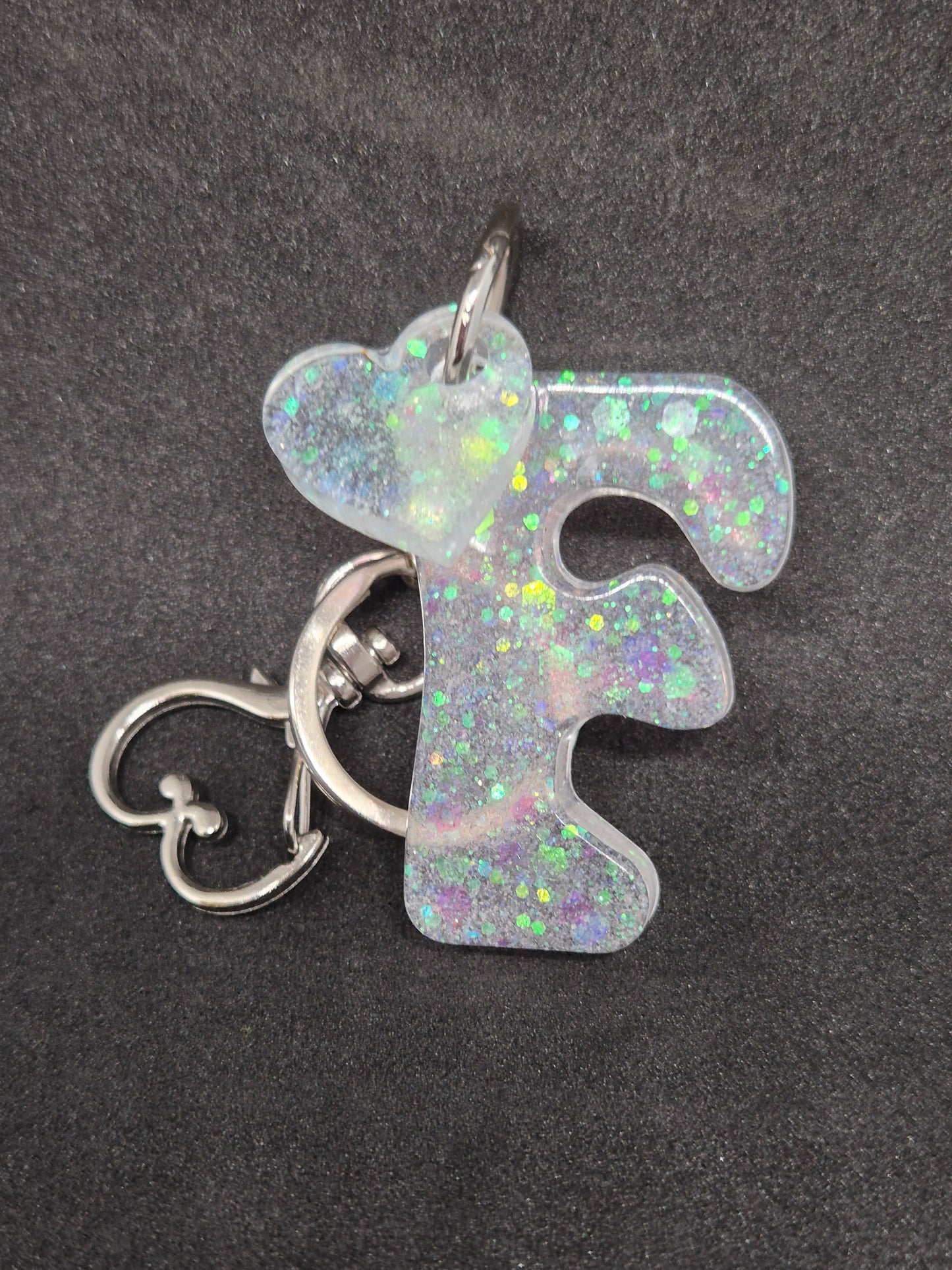 Llavero letra F blanco irisado con brillo holográfico y corazón decorativo