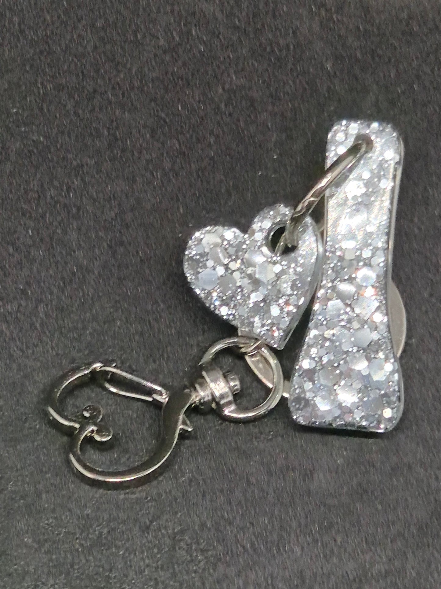 Llavero letra I plateado con brillo holográfico y corazón decorativo