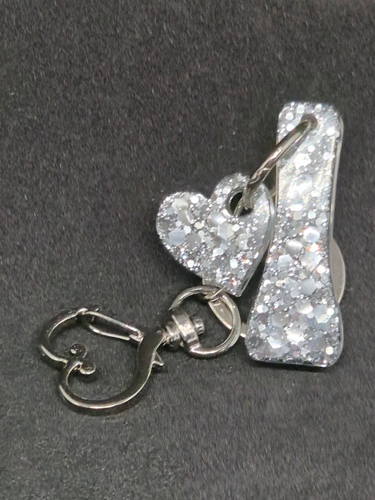 Llavero letra I plateado con brillo holográfico y corazón decorativo