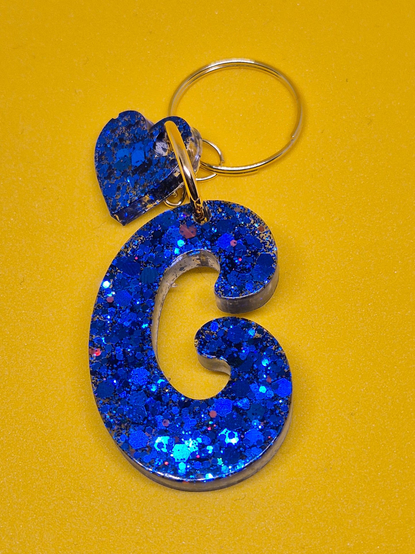 Llavero letra G azul glitter de resina epoxi con corazón