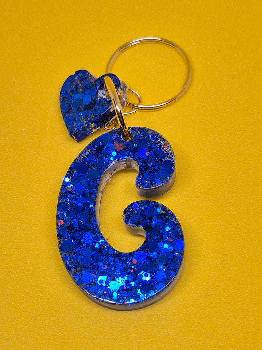Llavero letra G azul glitter de resina epoxi con corazón