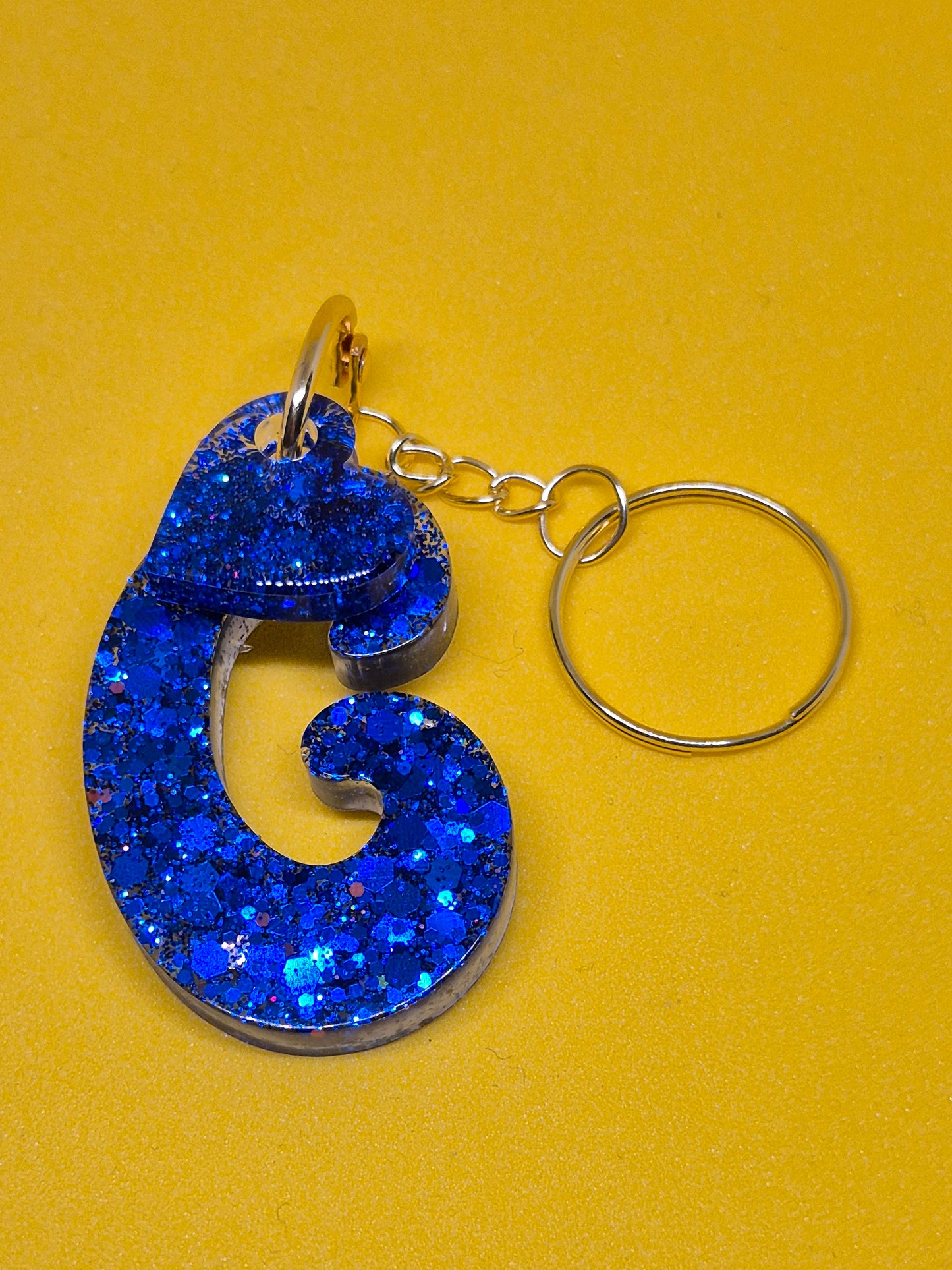Llavero letra G azul glitter de resina epoxi con corazón