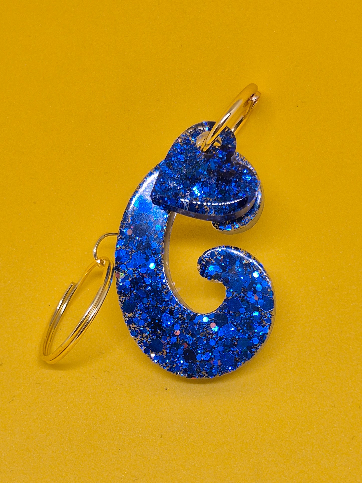 Llavero letra G azul glitter de resina epoxi con corazón