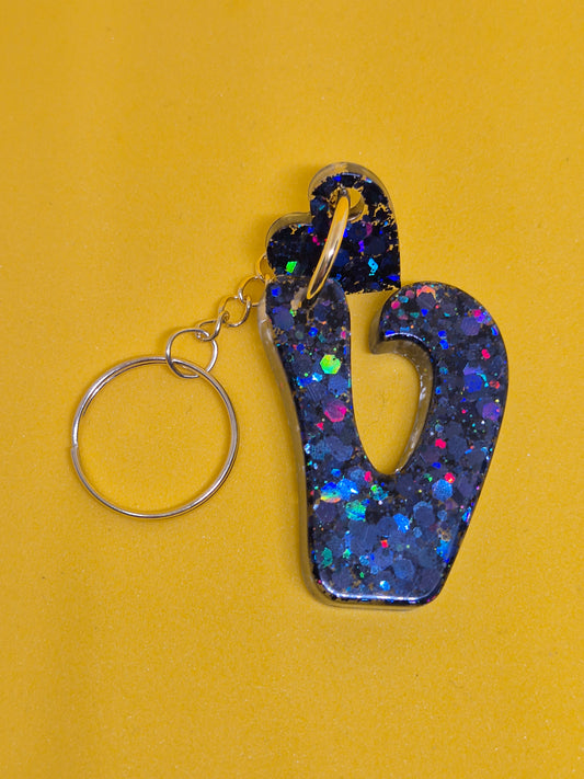 Llavero letra V azul oscuro glitter de resina epoxi con corazón