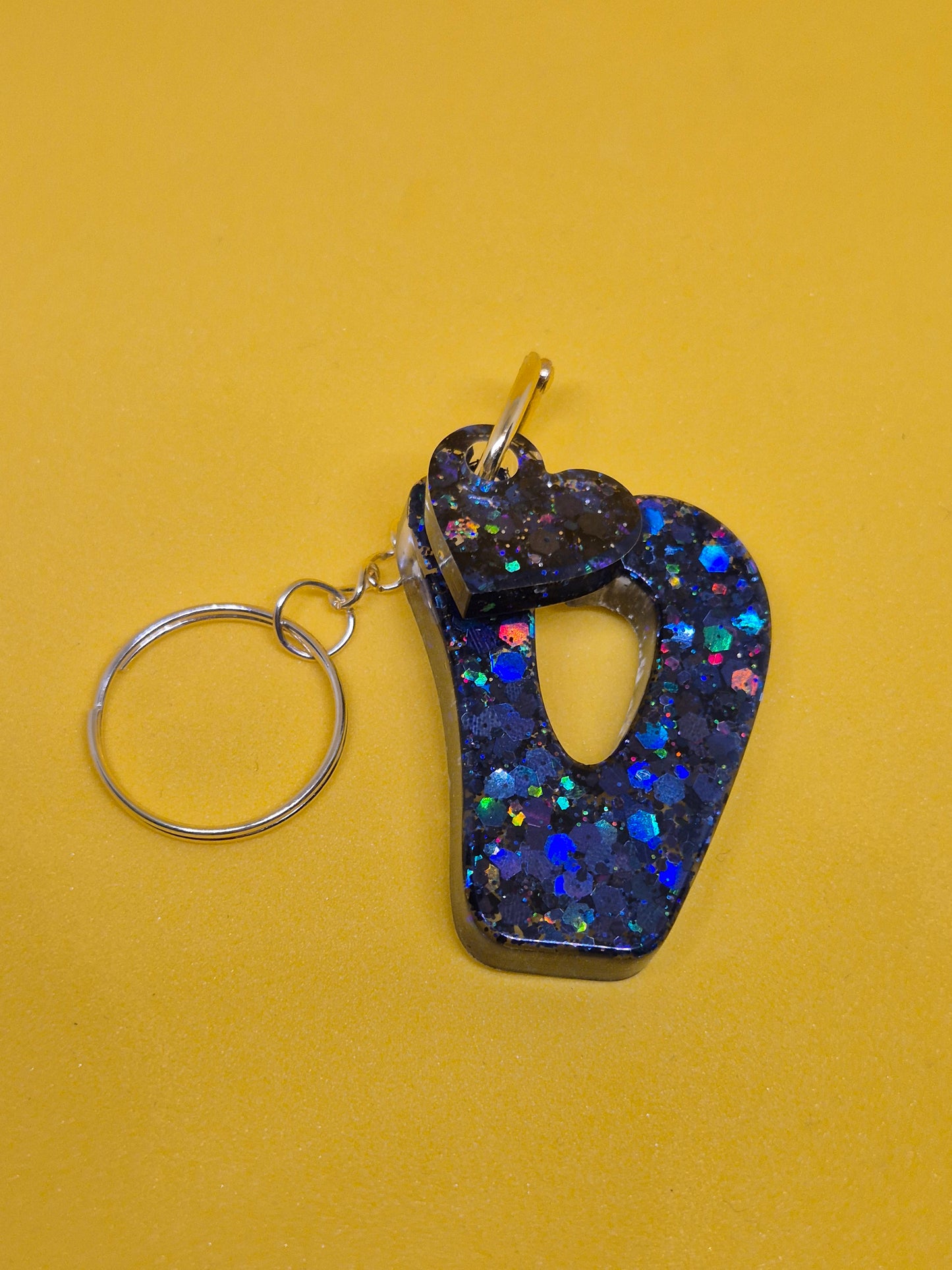 Llavero letra V azul oscuro glitter de resina epoxi con corazón
