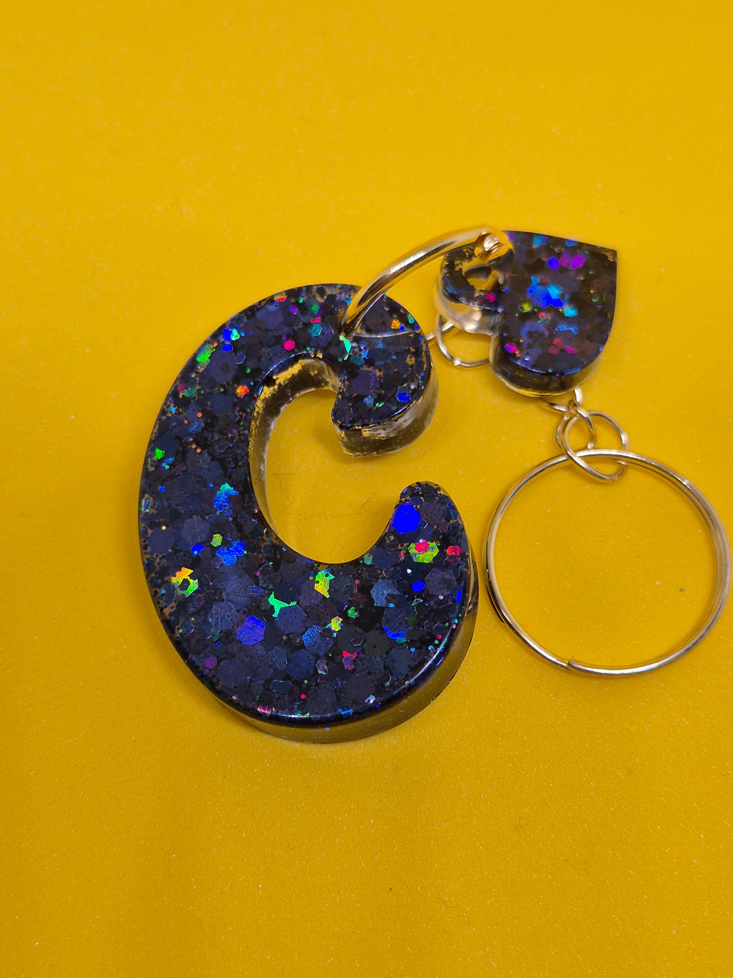 Llavero letra C azul oscuro glitter de resina epoxi con corazón